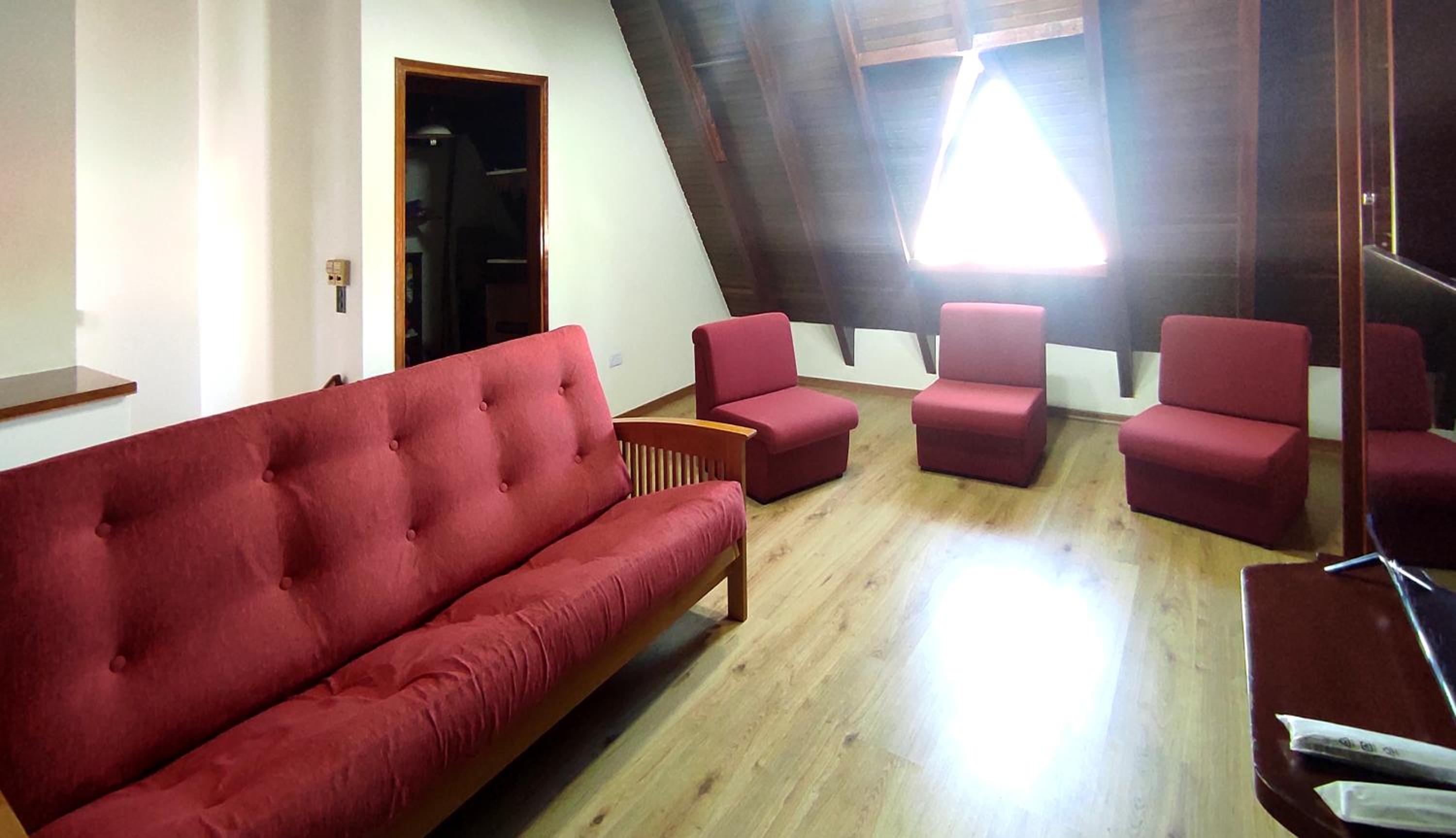 CASA TRIPLEX 180 mts CON GARAJE PARA 2 VEHÍCULOS GRANDES EN Bº SANTA GENOVEVA