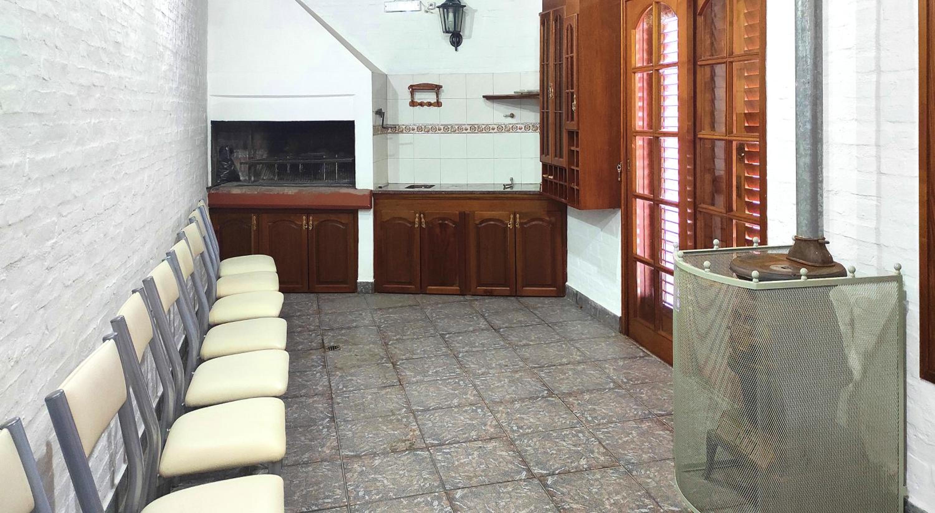 CASA TRIPLEX 180 mts CON GARAJE PARA 2 VEHÍCULOS GRANDES EN Bº SANTA GENOVEVA
