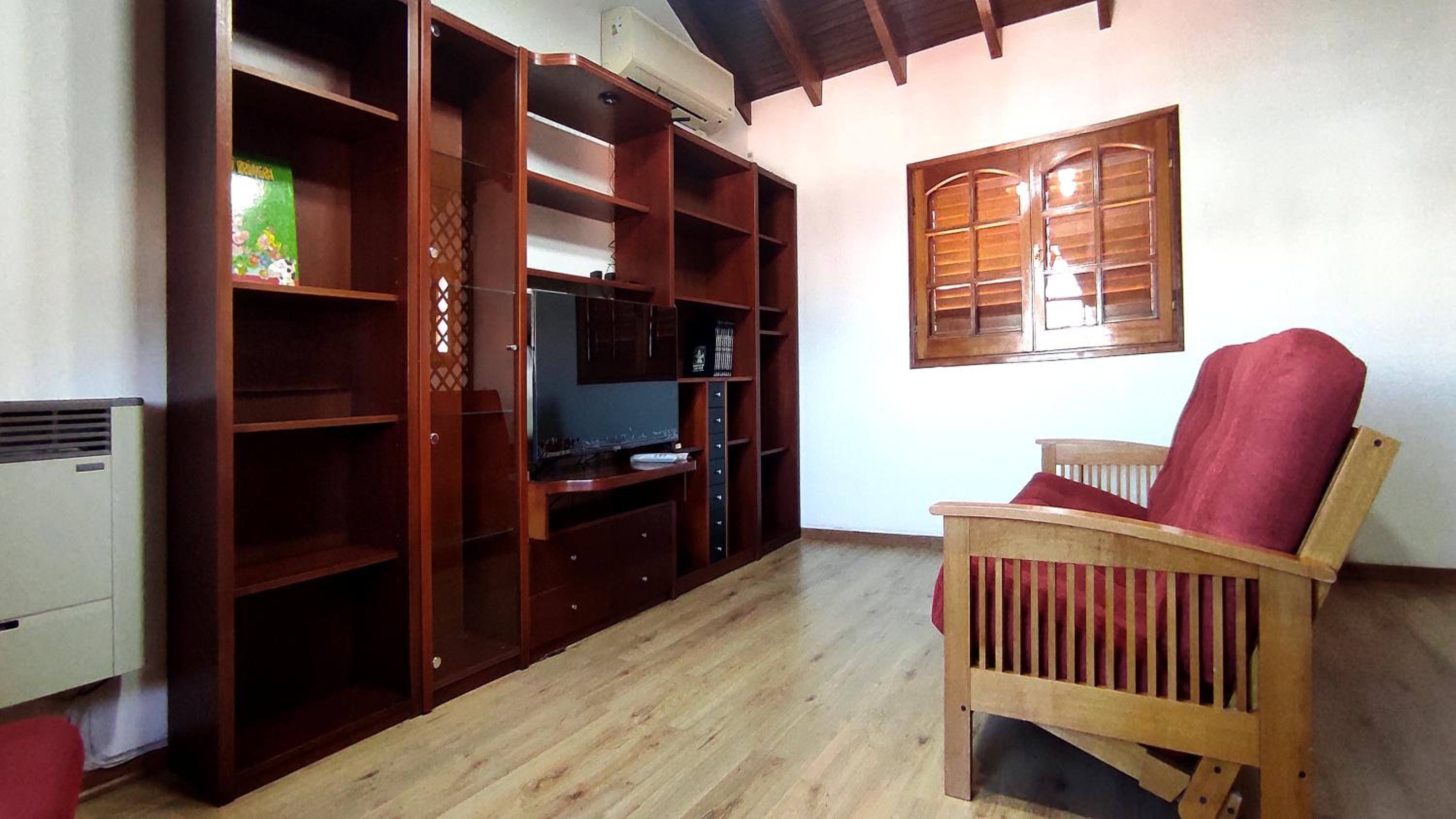 CASA TRIPLEX 180 mts CON GARAJE PARA 2 VEHÍCULOS GRANDES EN Bº SANTA GENOVEVA