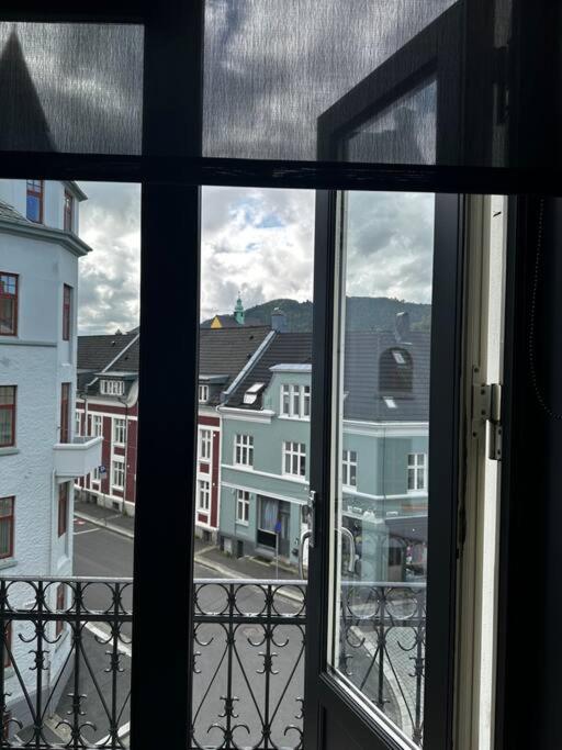 Rålekker byleilighet. Solrik balkong view 4