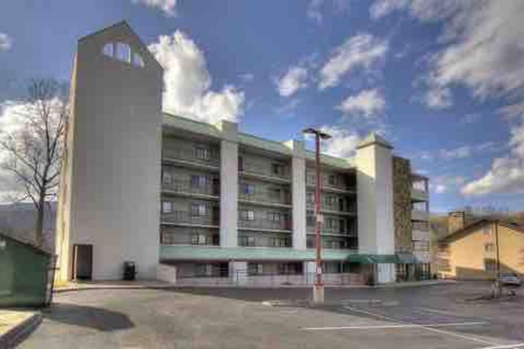 Downtown Gatlinburg Condo! 2 Nt Min-3 NT Holiday Min view 3