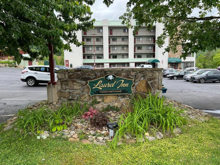 Downtown Gatlinburg Condo! 2 Nt Min-3 NT Holiday Min view 4