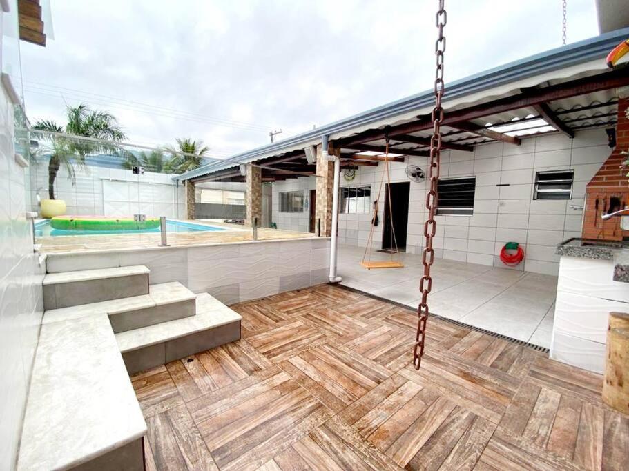 Casa espaçosa com piscina e garagem - Caraguatatuba