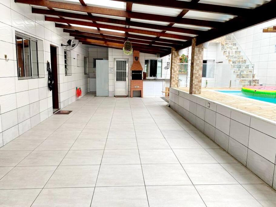 Casa espaçosa com piscina e garagem - Caraguatatuba