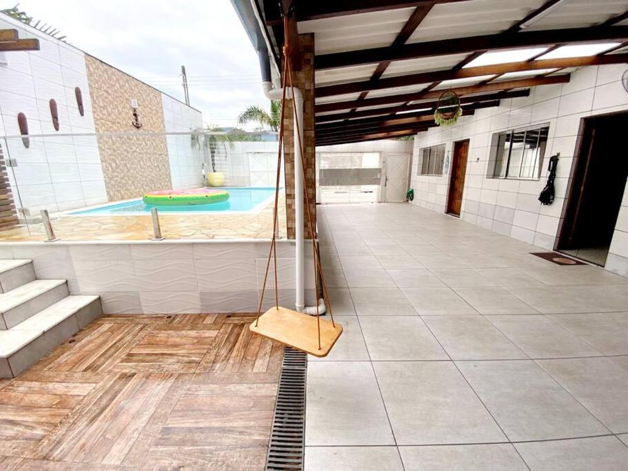 Casa espaçosa com piscina e garagem - Caraguatatuba