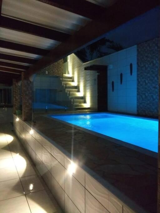 Casa espaçosa com piscina e garagem - Caraguatatuba