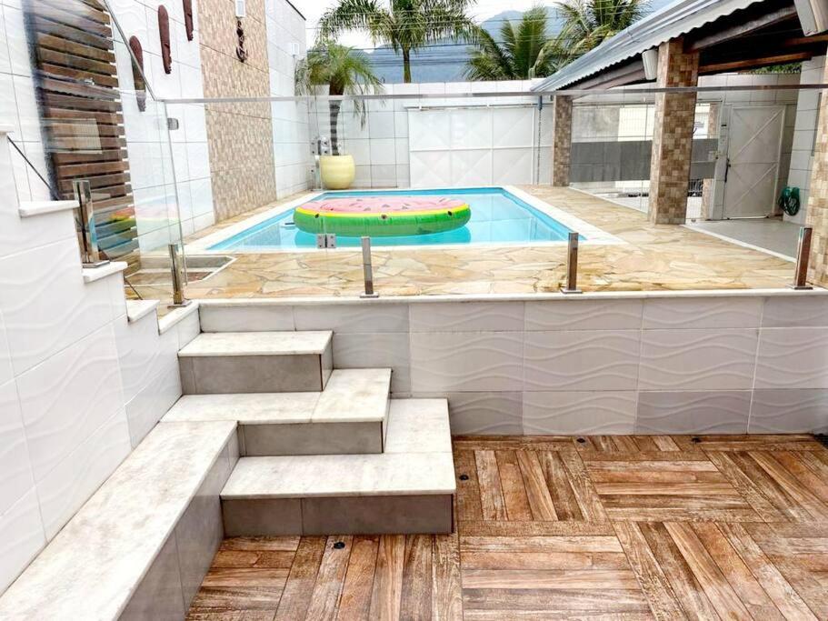 Casa espaçosa com piscina e garagem - Caraguatatuba