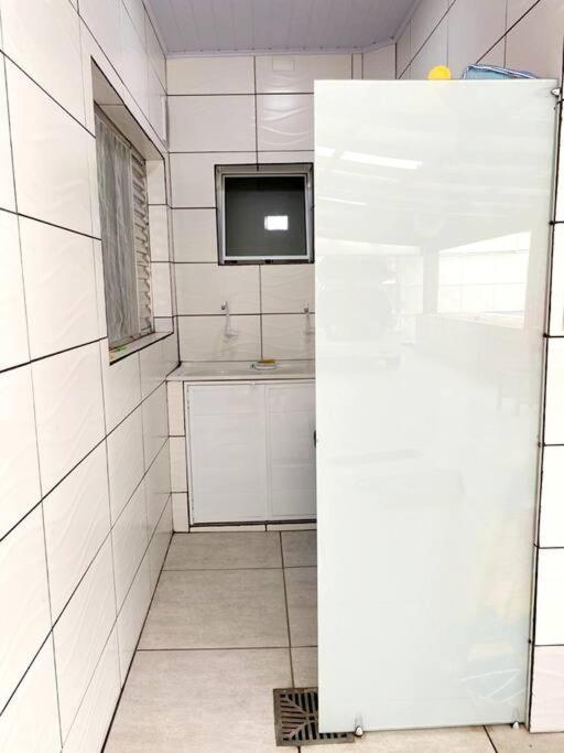 Casa espaçosa com piscina e garagem - Caraguatatuba