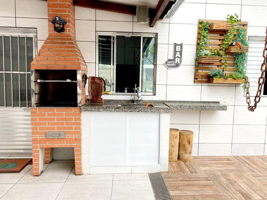 Casa espaçosa com piscina e garagem - Caraguatatuba