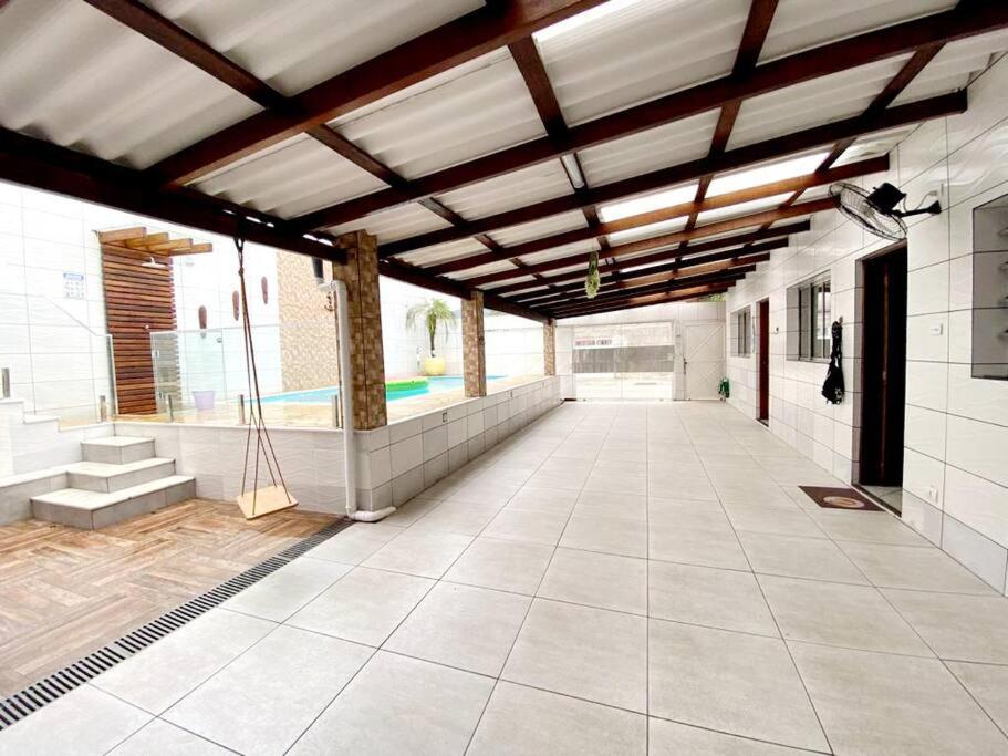 Casa espaçosa com piscina e garagem - Caraguatatuba