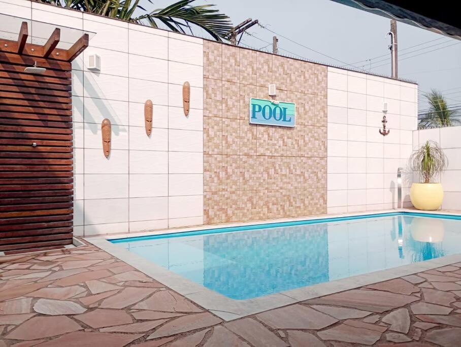 Casa espaçosa com piscina e garagem - Caraguatatuba