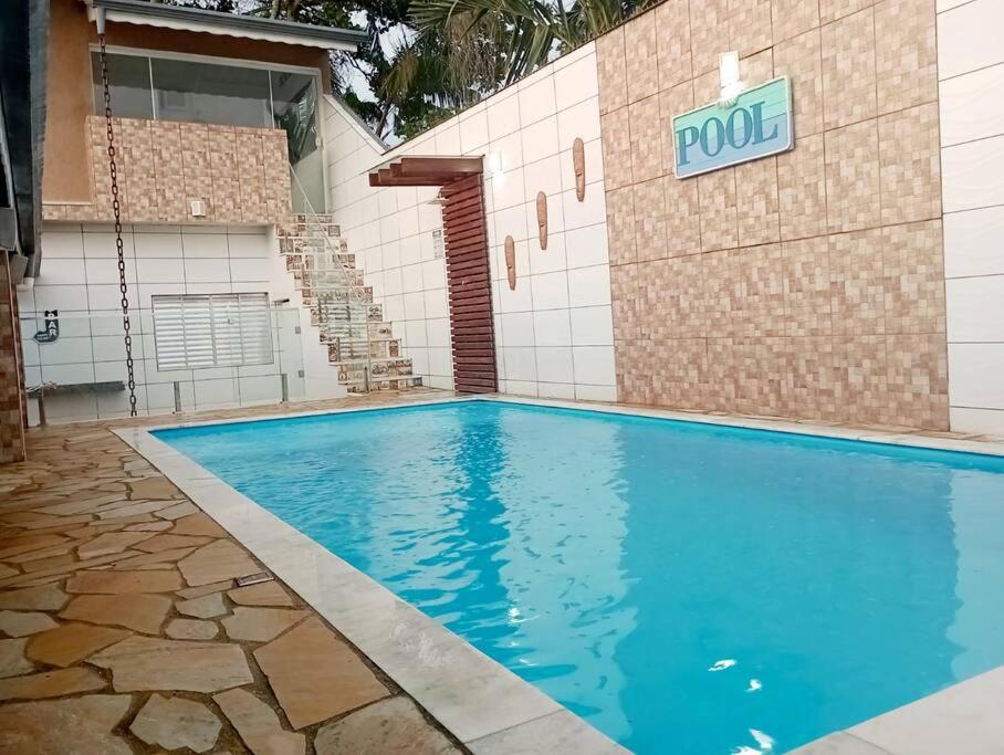 Casa espaçosa com piscina e garagem - Caraguatatuba