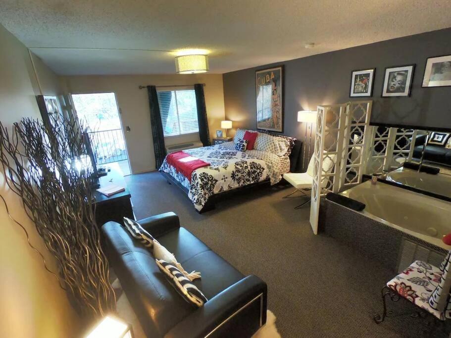 Jacuzzi Suite 204 - Tradewinds view 2