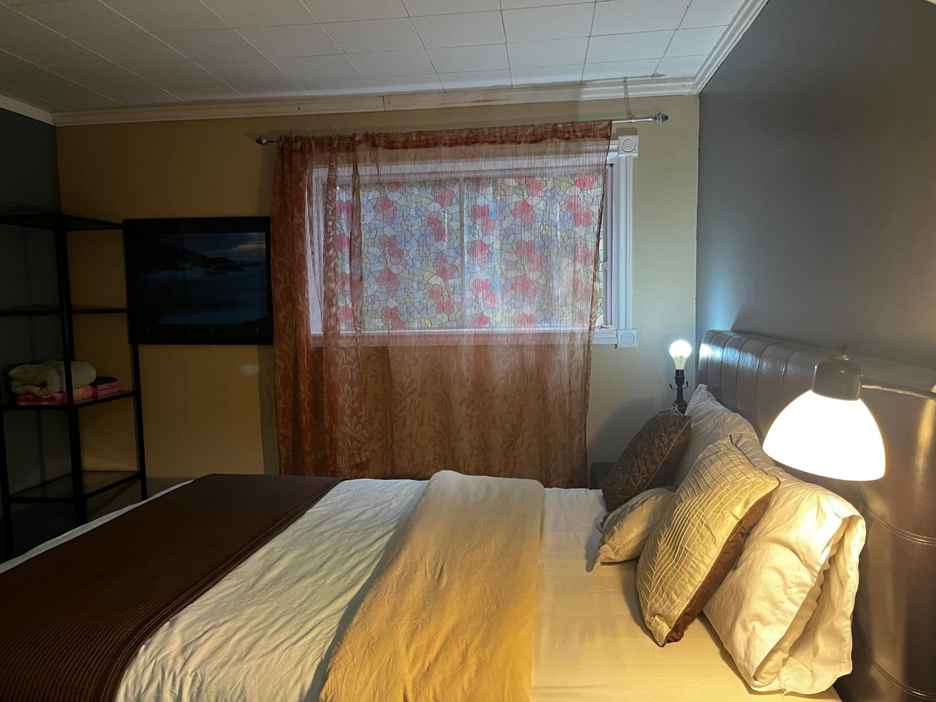 Beautiful room close Airport!