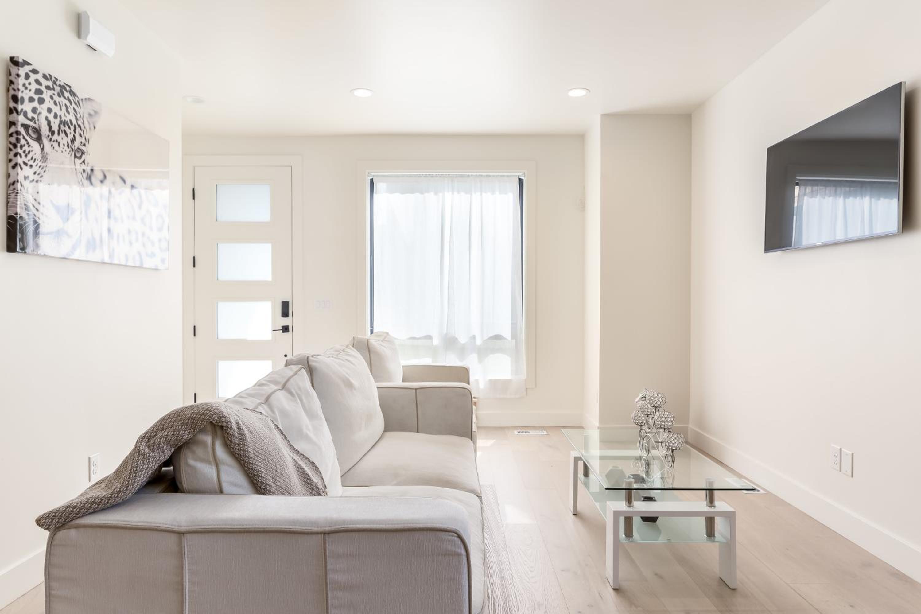 BRAND NEW Modern 5 Bd, 3 Story Home in Sugarhouse! view 4