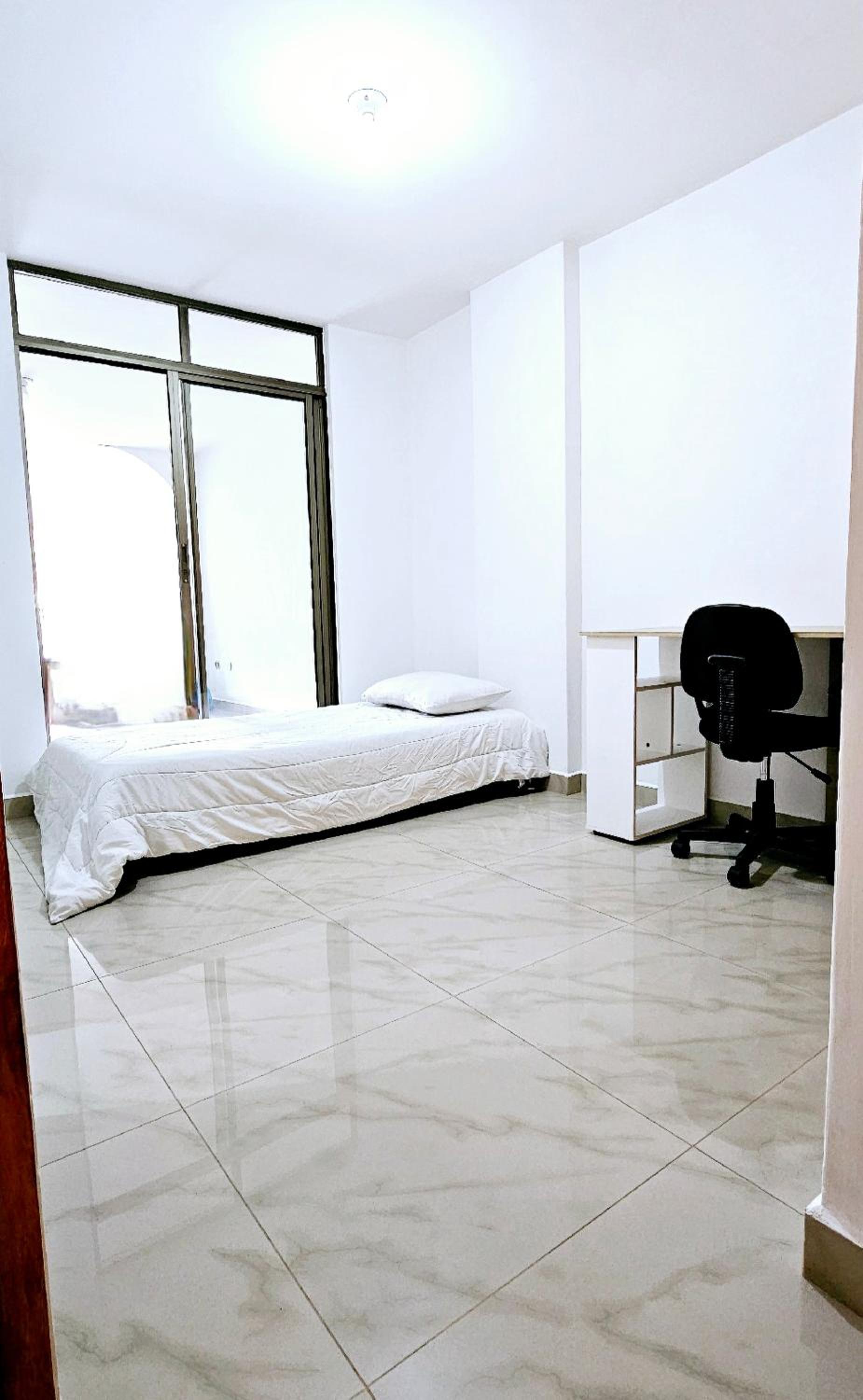 Habitacion cama sencilla baño de uso exclusivo