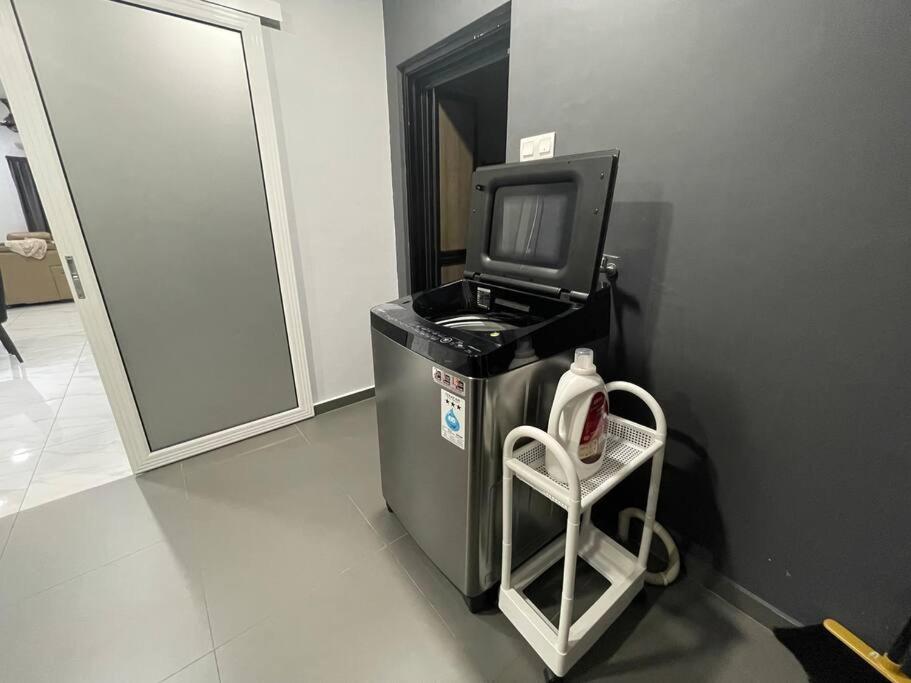 Luxury Netflix Hight Speed Wifi 12pax Johor Bahru Skudai UTM Aeon Taman Universiti Paradigm Mall photo 4