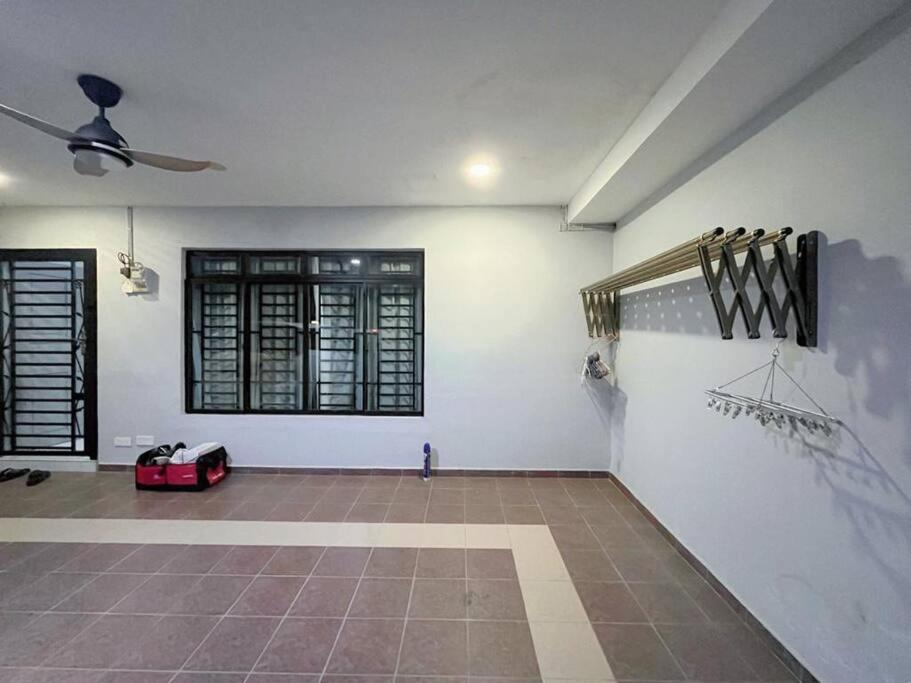 Luxury Netflix Hight Speed Wifi 12pax Johor Bahru Skudai UTM Aeon Taman Universiti Paradigm Mall photo 7