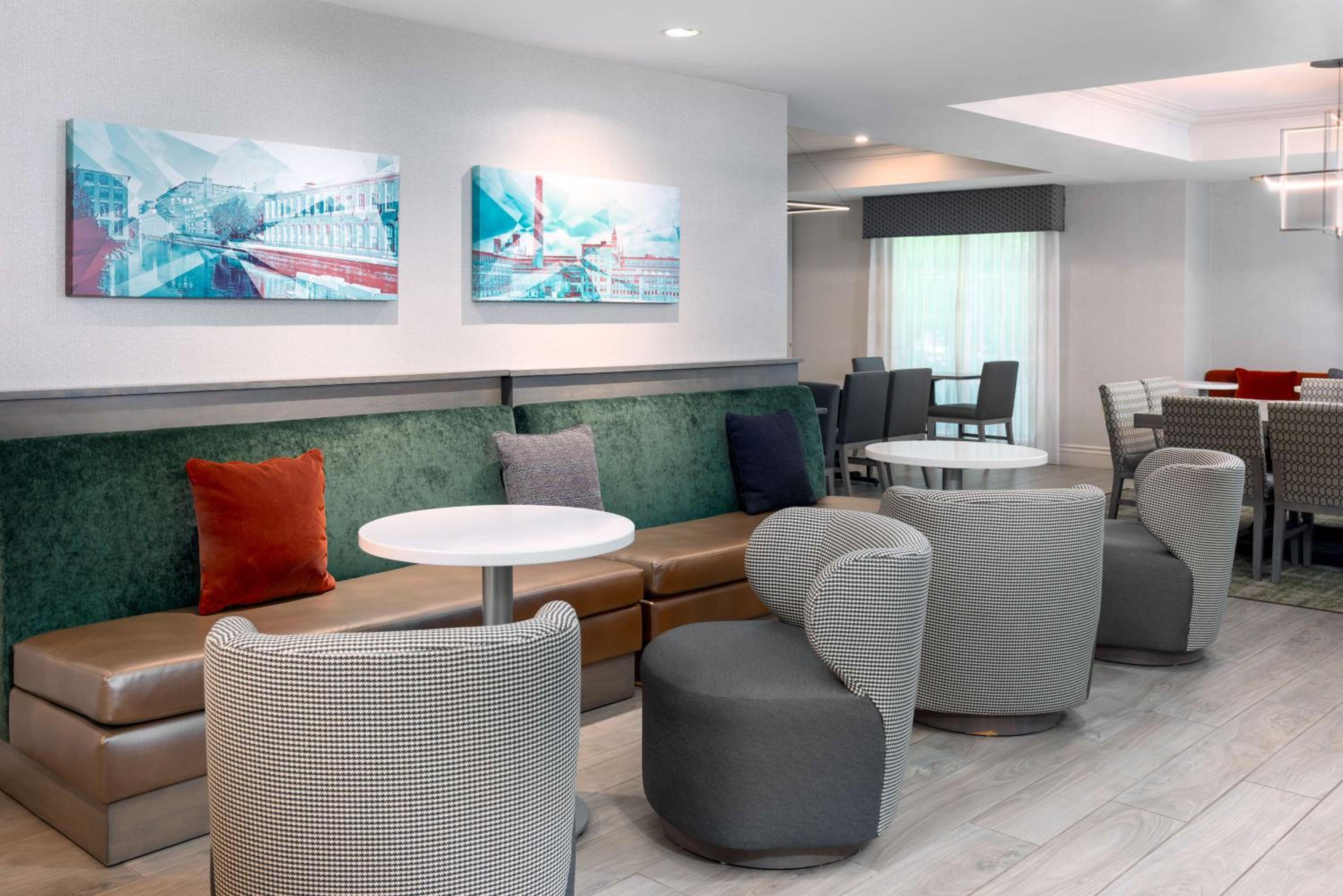 Boston Vacations - Hampton Inn Boston Bedford Burlington - Property Image 2