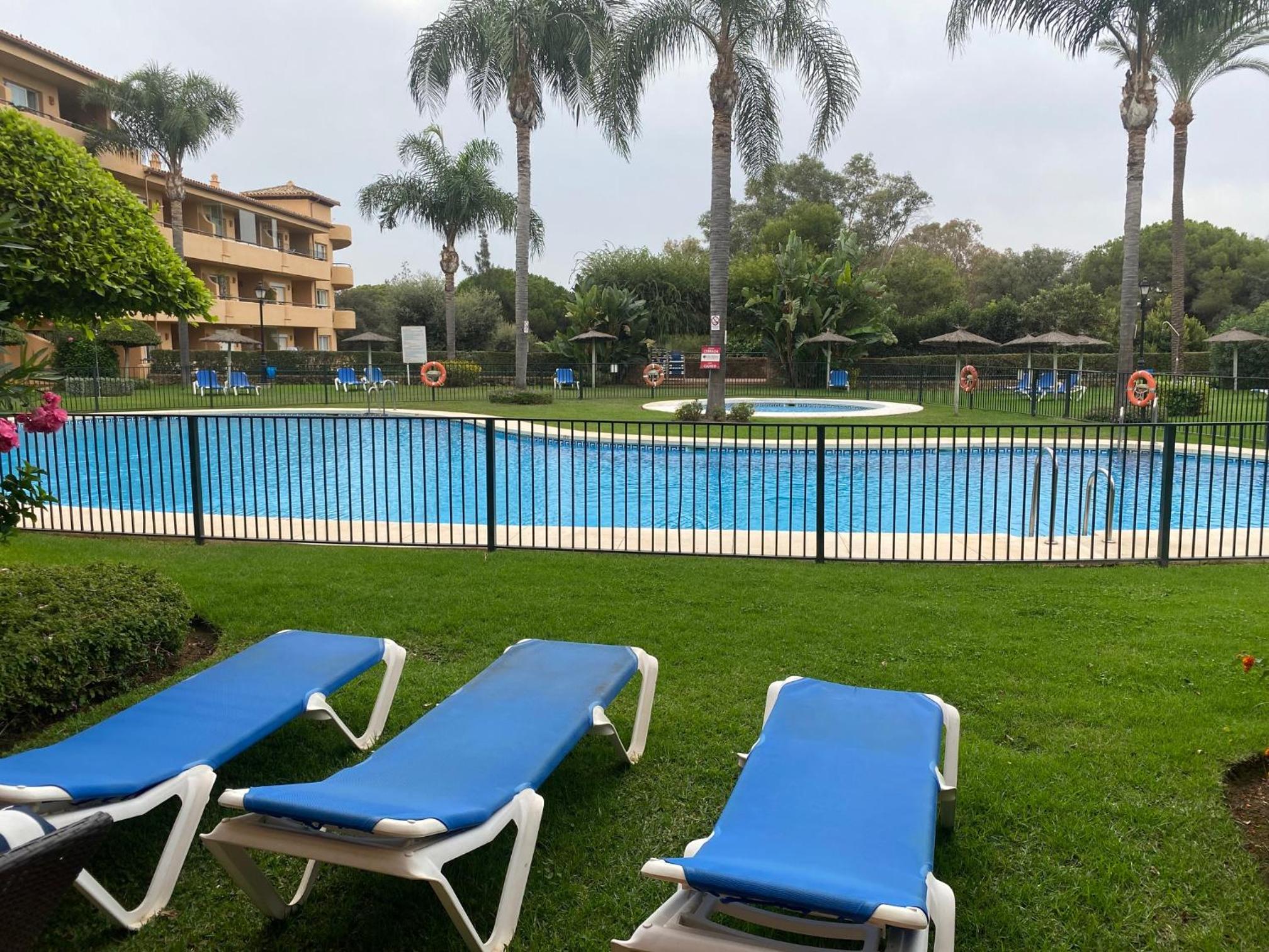 2 Bed Apartment Sleeps 4 - Pool Access - Garden photo 5