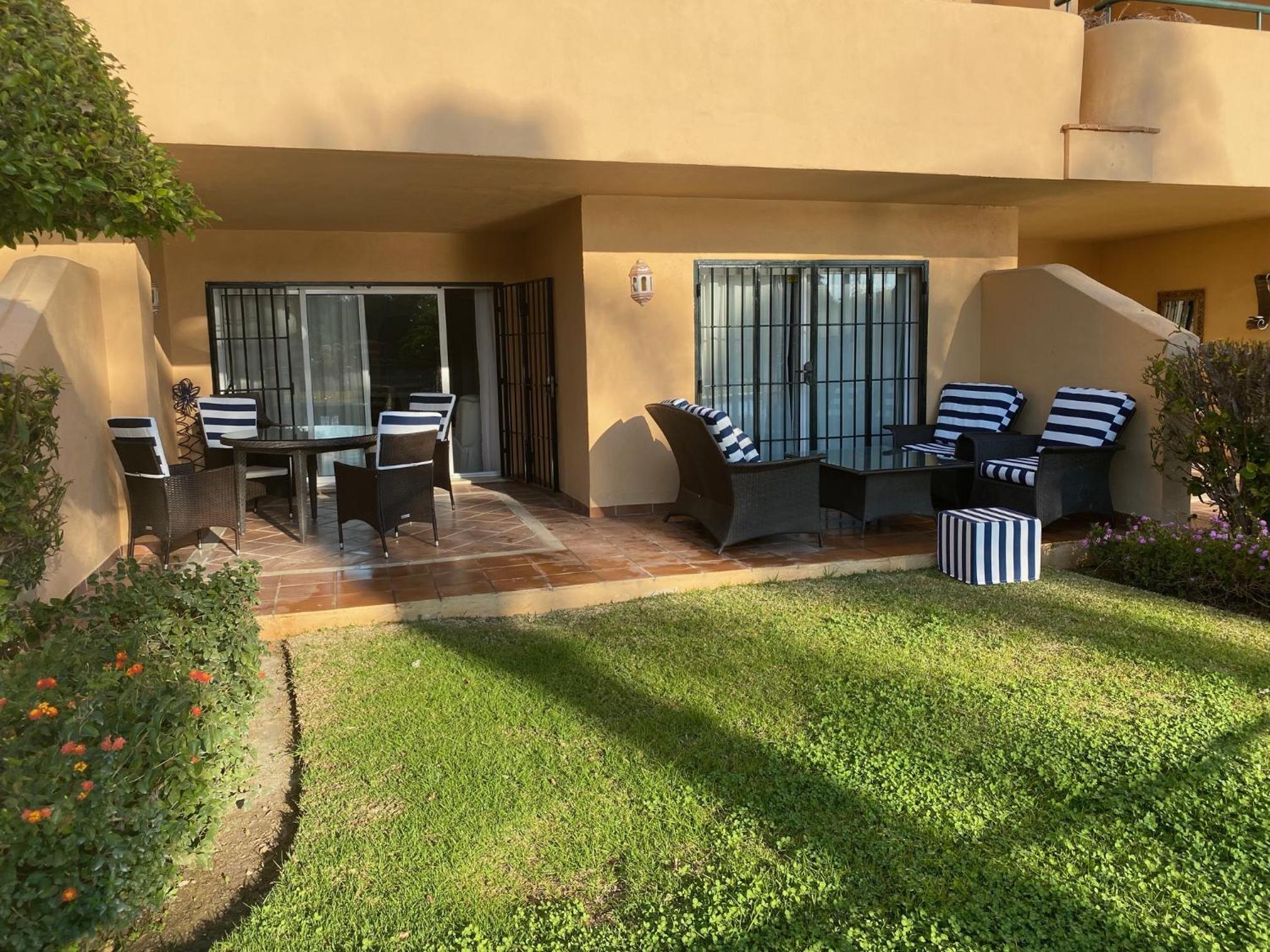 2 Bed Apartment Sleeps 4 - Pool Access - Garden photo 4