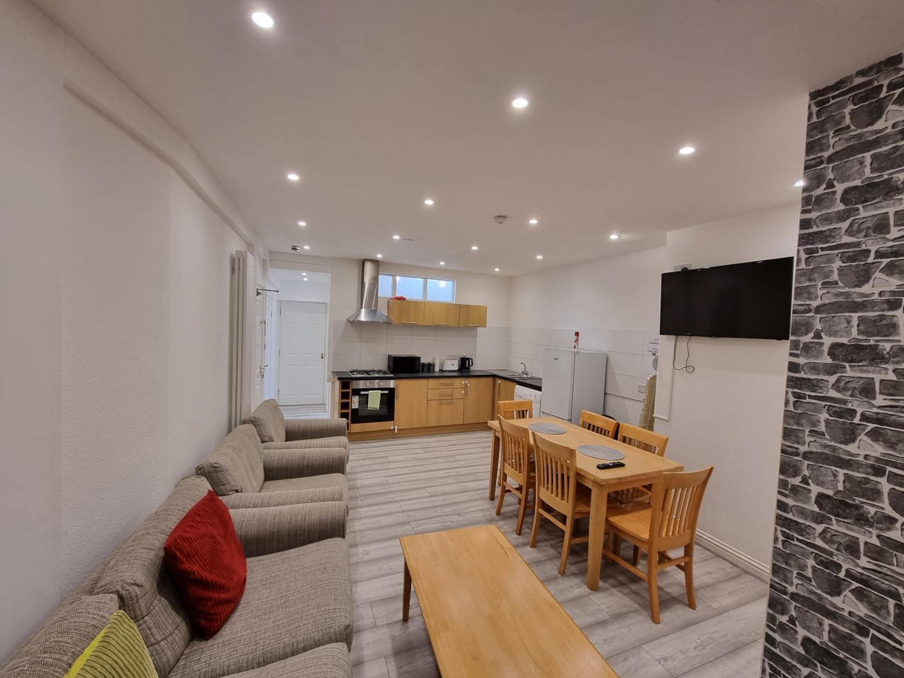 Entire Flat with Three Bedrooms N 2 view 5