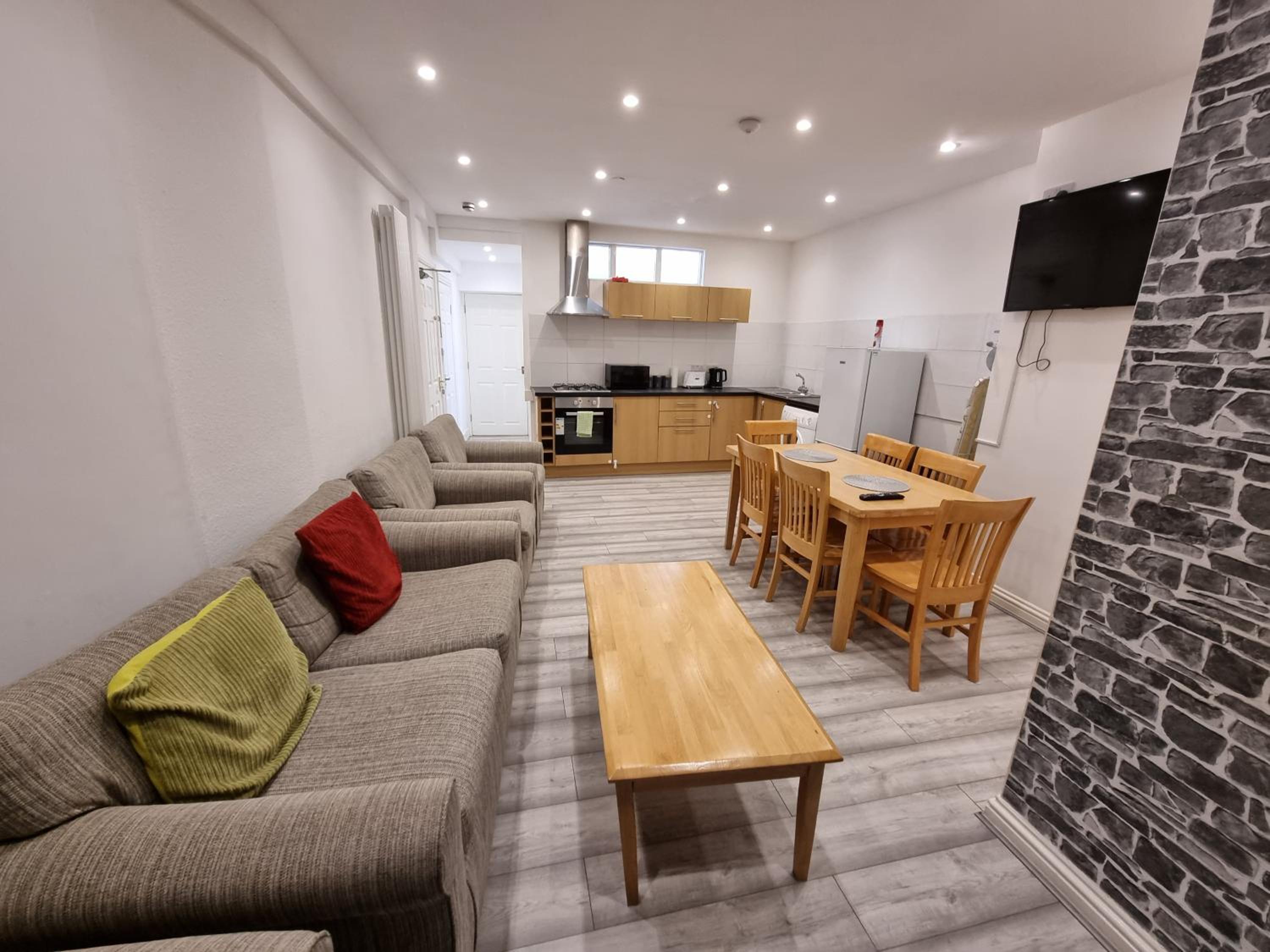 Entire Flat with Three Bedrooms N 2 view 4