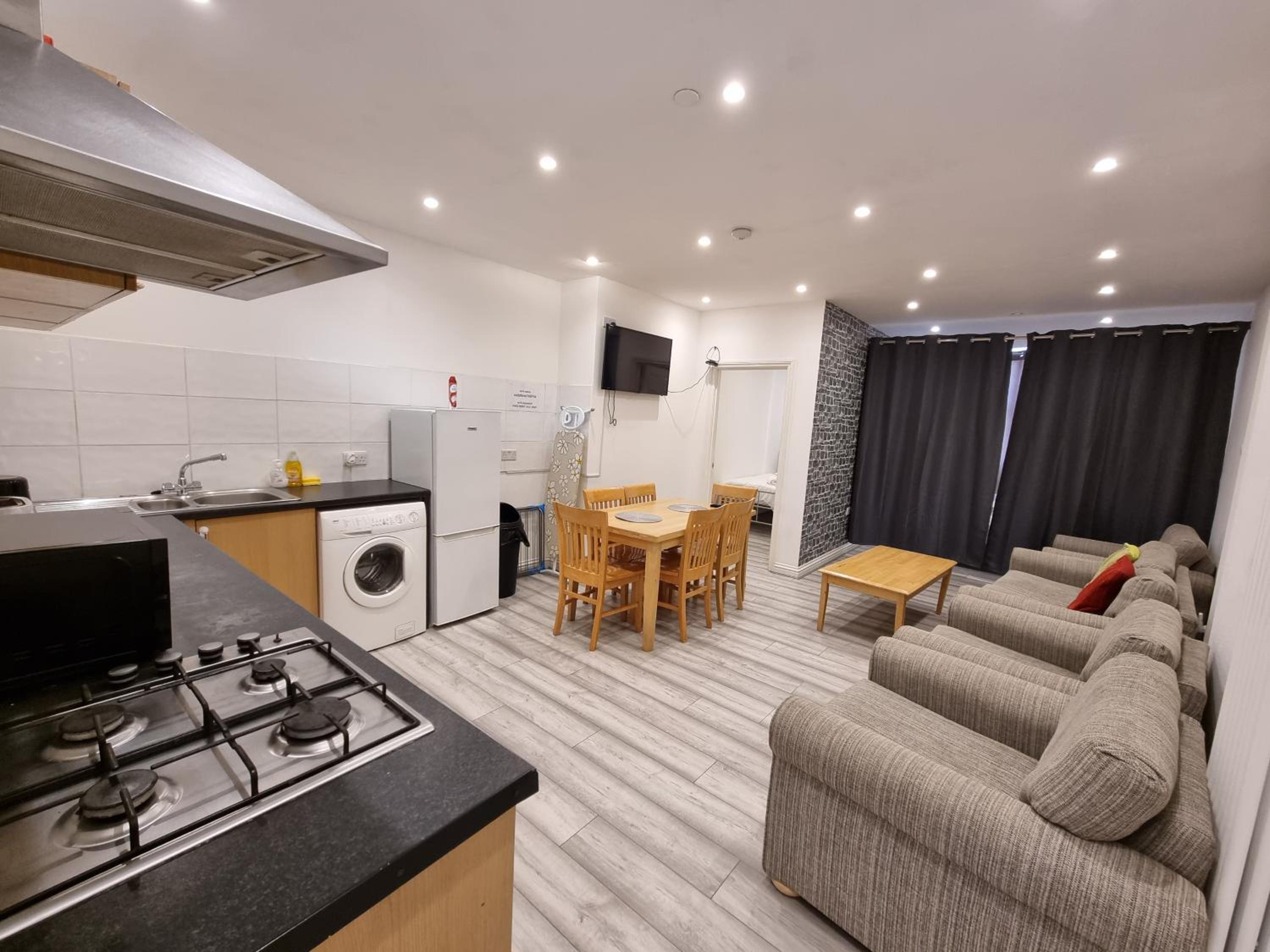 Entire Flat with Three Bedrooms N 2 view 3