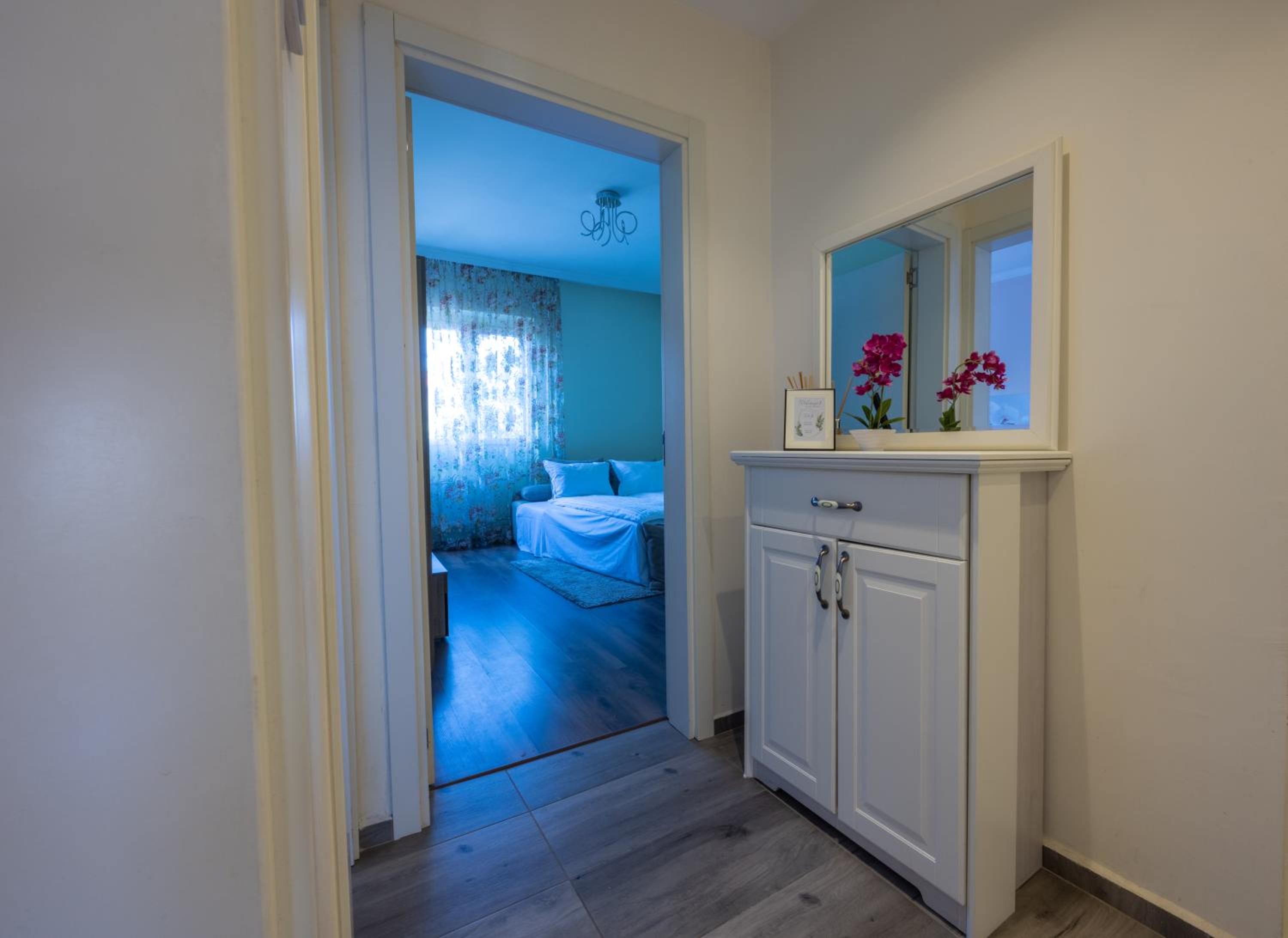 Julie Suite Top Center