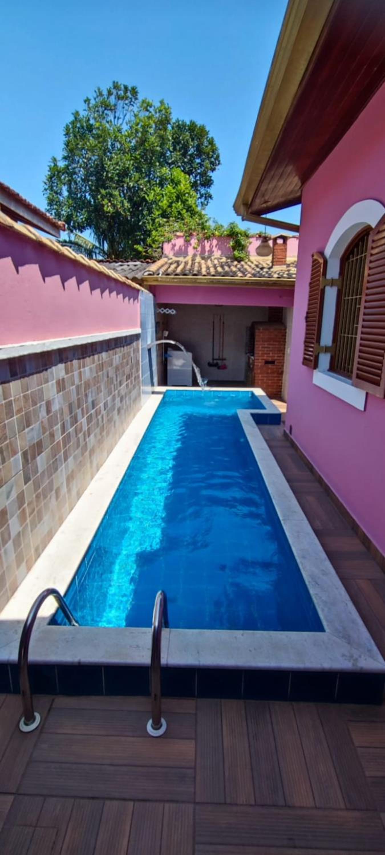 Casa Rosa de Peruíbe - Casa de Temporada 3 dormitórios, 10 hóspedes, piscina, wi-fi, netflix, 800 metros da praia