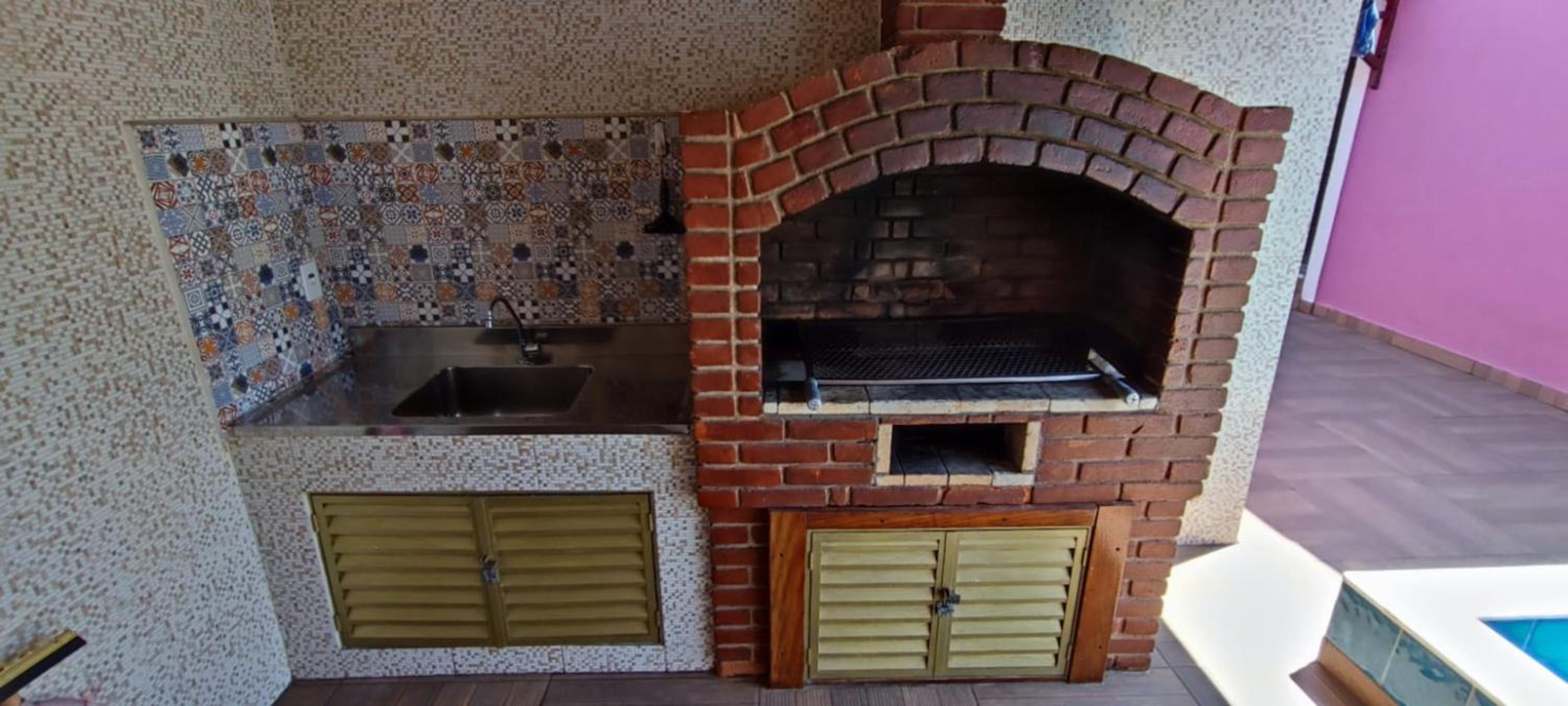 Casa Rosa de Peruíbe - Casa de Temporada 3 dormitórios, 10 hóspedes, piscina, wi-fi, netflix, 800 metros da praia