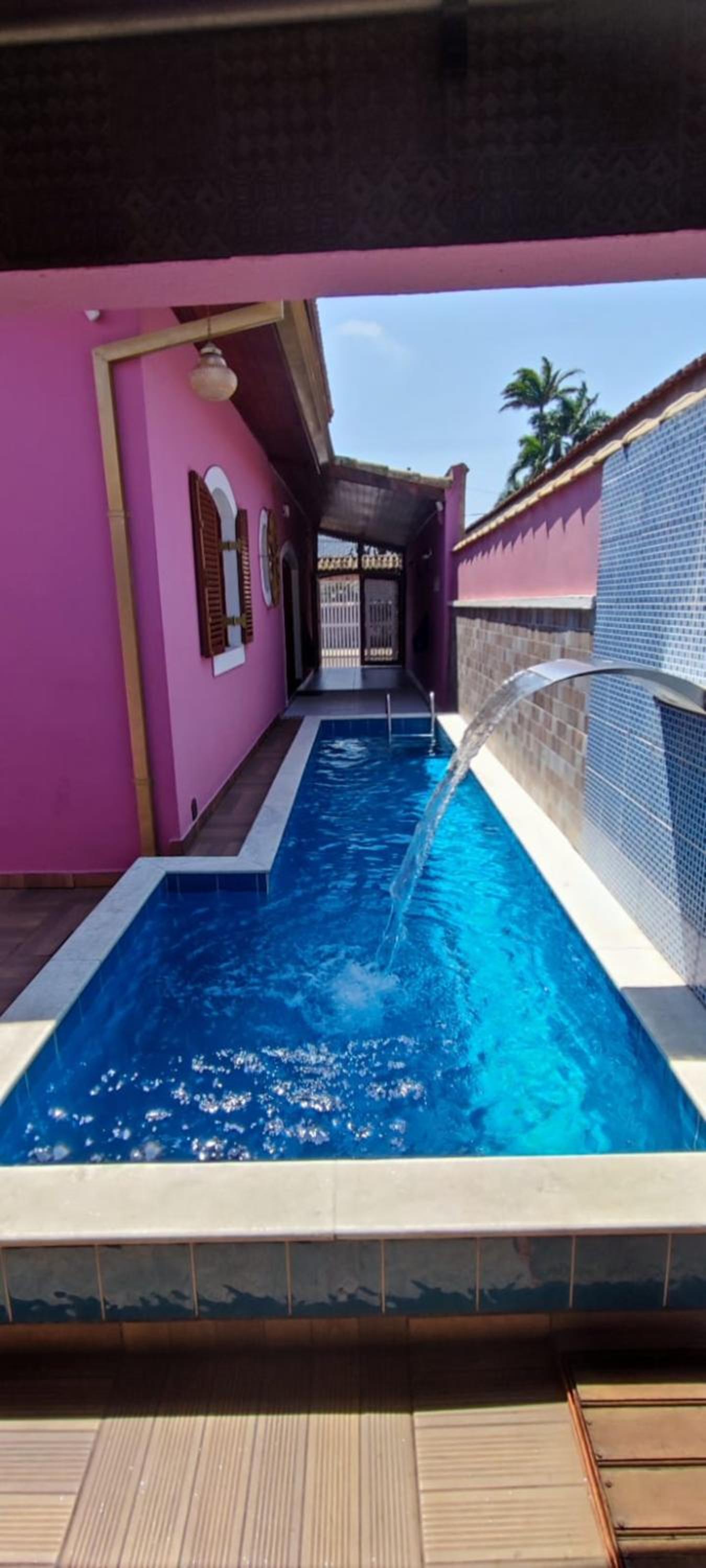 Casa Rosa de Peruíbe - Casa de Temporada 3 dormitórios, 10 hóspedes, piscina, wi-fi, netflix, 800 metros da praia
