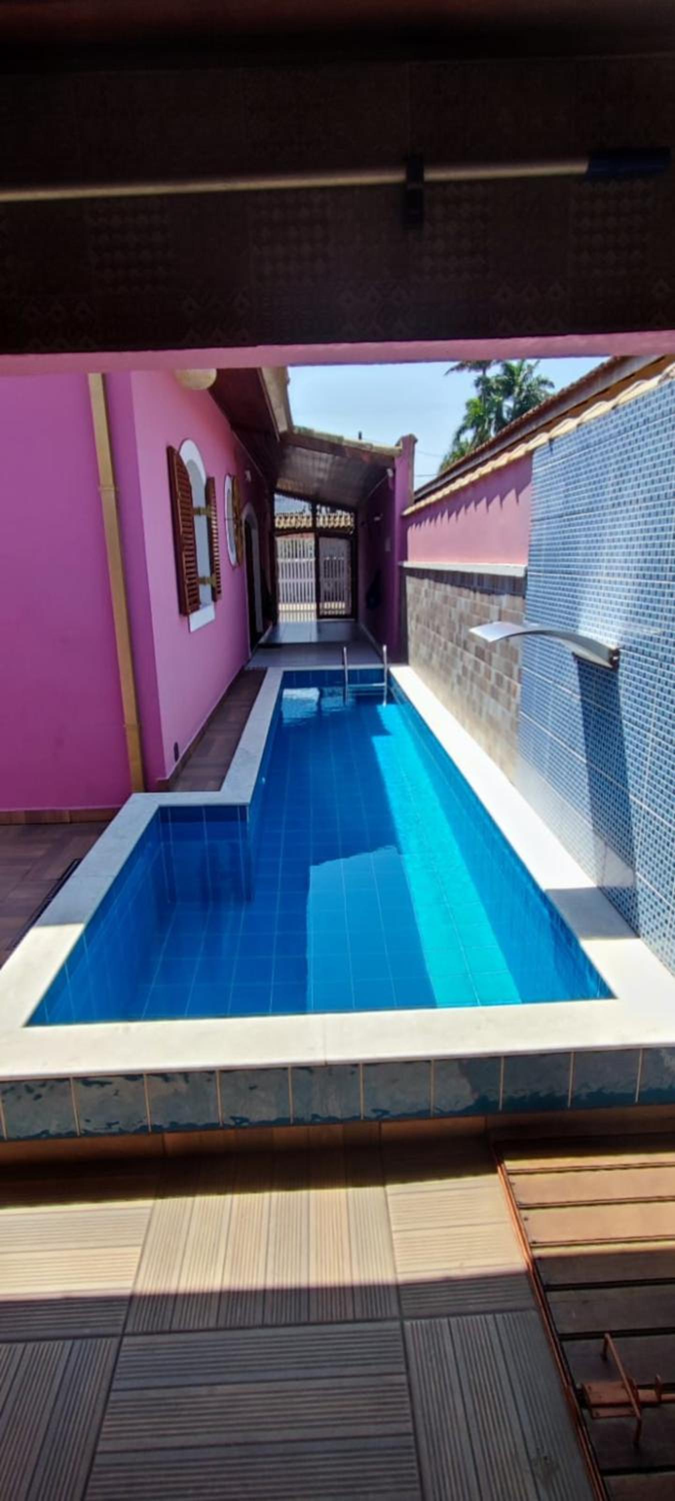 Casa Rosa de Peruíbe - Casa de Temporada 3 dormitórios, 10 hóspedes, piscina, wi-fi, netflix, 800 metros da praia