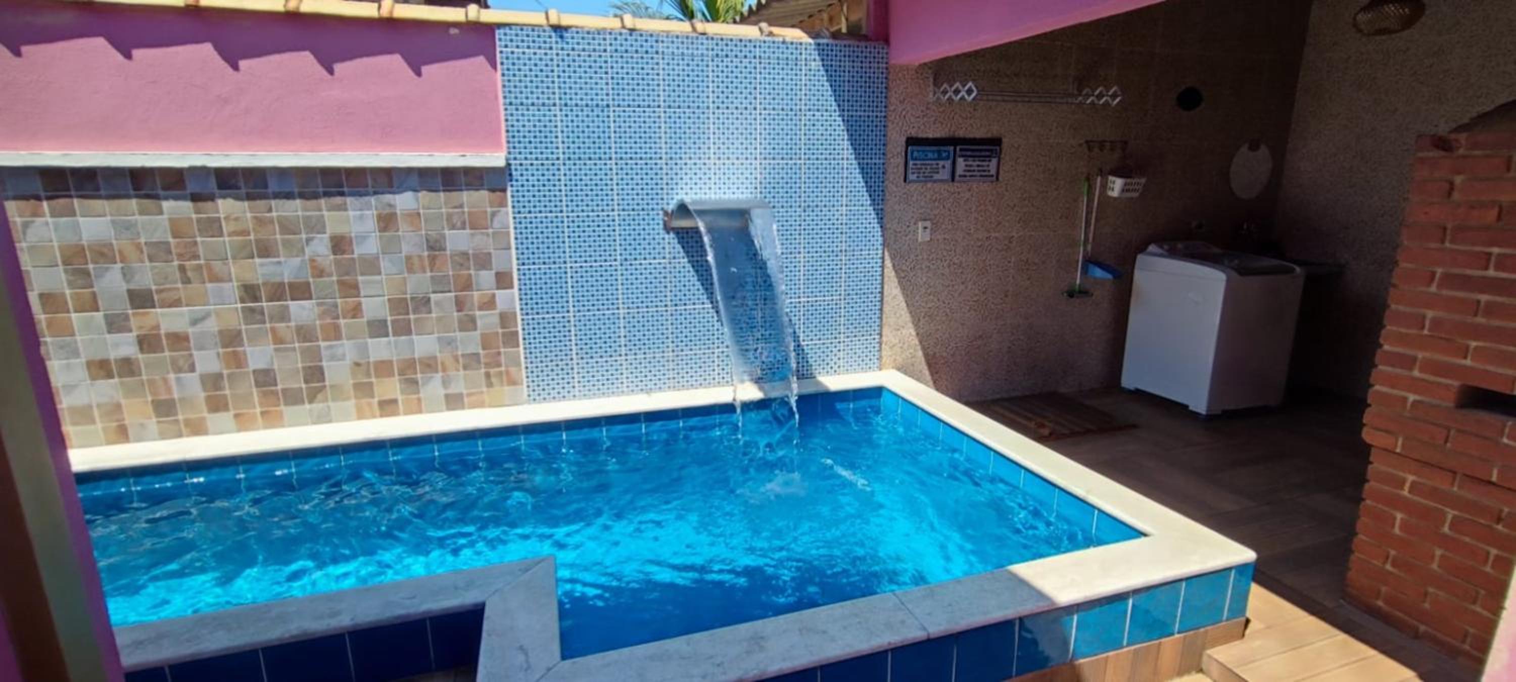 Casa Rosa de Peruíbe - Casa de Temporada 3 dormitórios, 10 hóspedes, piscina, wi-fi, netflix, 800 metros da praia