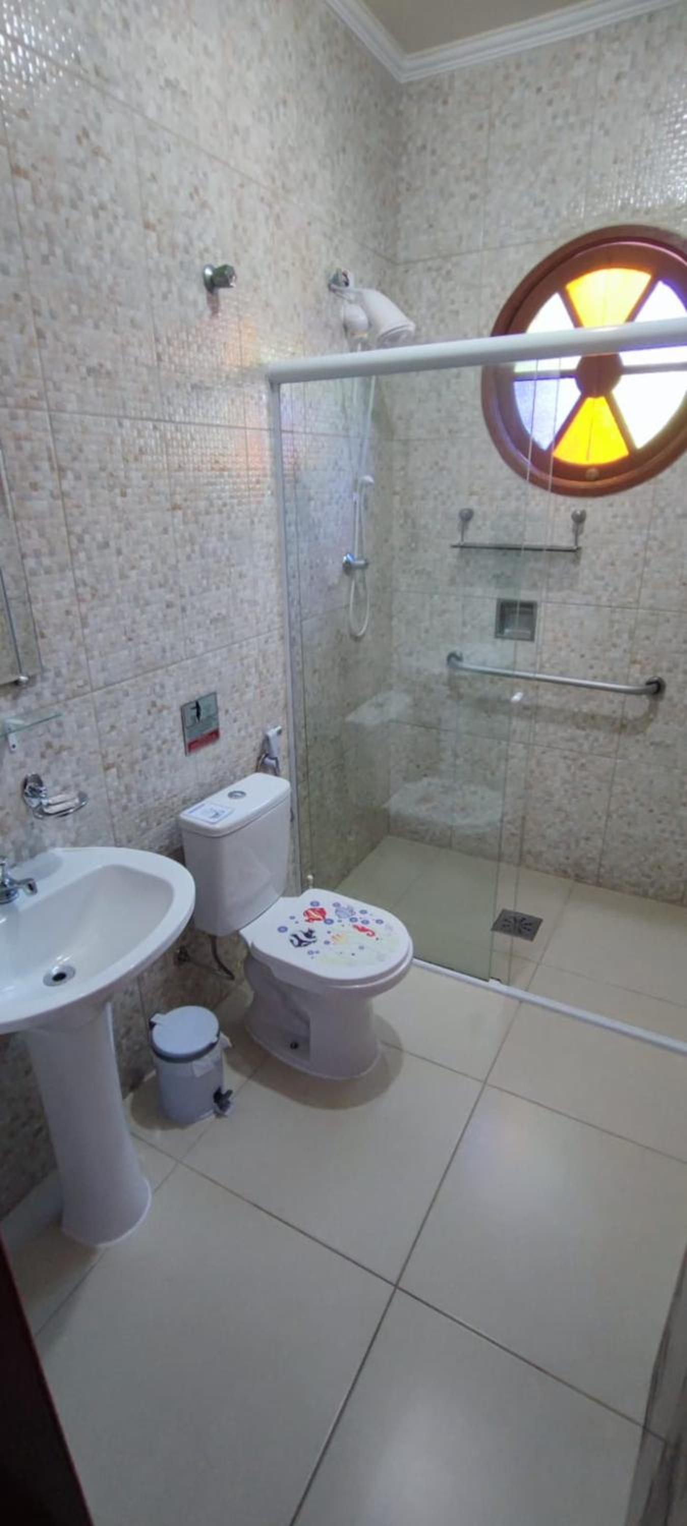 Casa Rosa de Peruíbe - Casa de Temporada 3 dormitórios, 10 hóspedes, piscina, wi-fi, netflix, 800 metros da praia