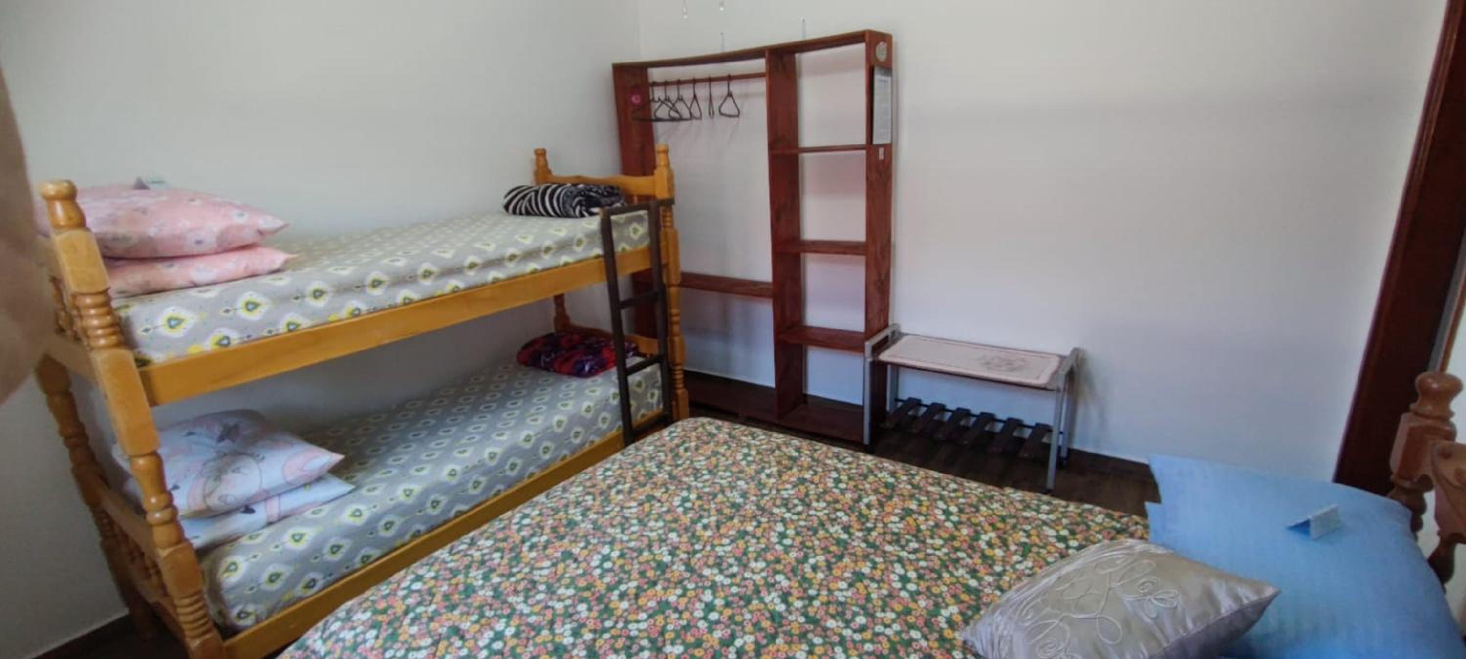 Casa Rosa de Peruíbe - Casa de Temporada 3 dormitórios, 10 hóspedes, piscina, wi-fi, netflix, 800 metros da praia