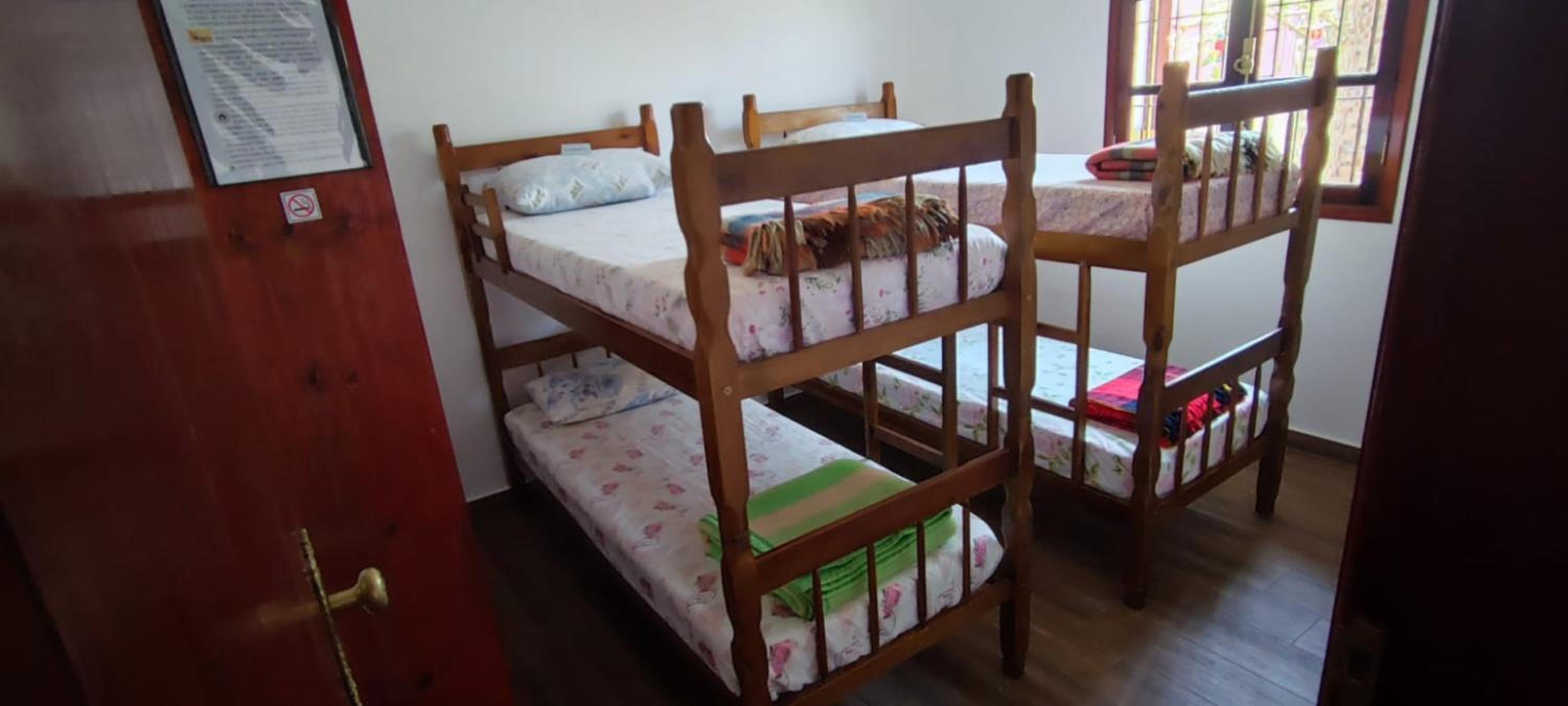 Casa Rosa de Peruíbe - Casa de Temporada 3 dormitórios, 10 hóspedes, piscina, wi-fi, netflix, 800 metros da praia
