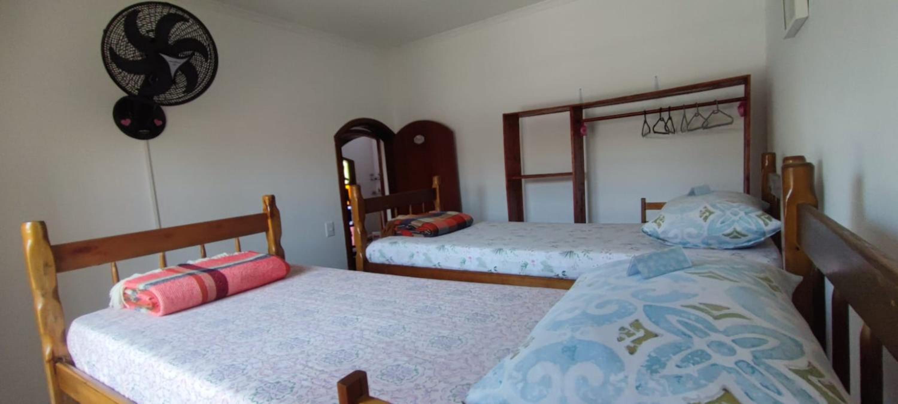 Casa Rosa de Peruíbe - Casa de Temporada 3 dormitórios, 10 hóspedes, piscina, wi-fi, netflix, 800 metros da praia