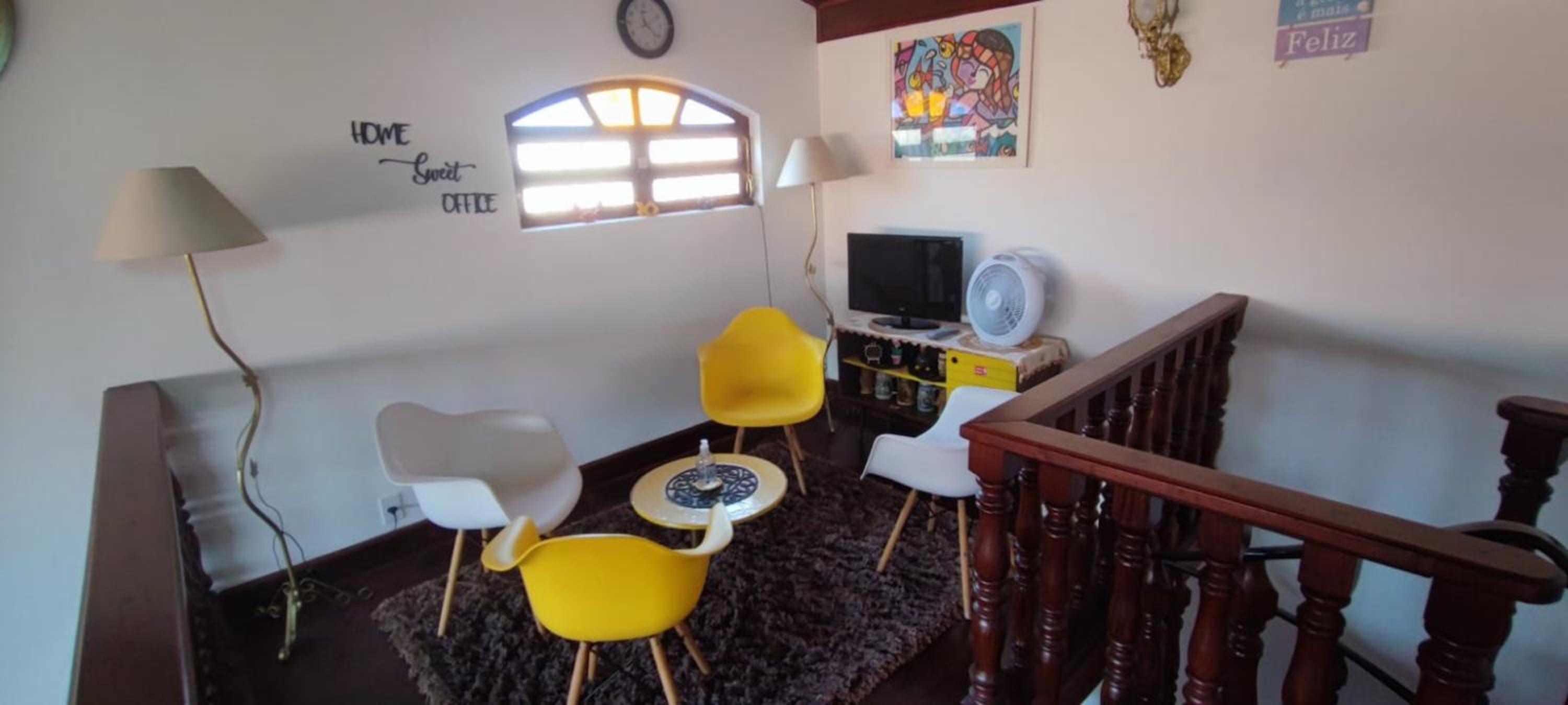 Casa Rosa de Peruíbe - Casa de Temporada 3 dormitórios, 10 hóspedes, piscina, wi-fi, netflix, 800 metros da praia