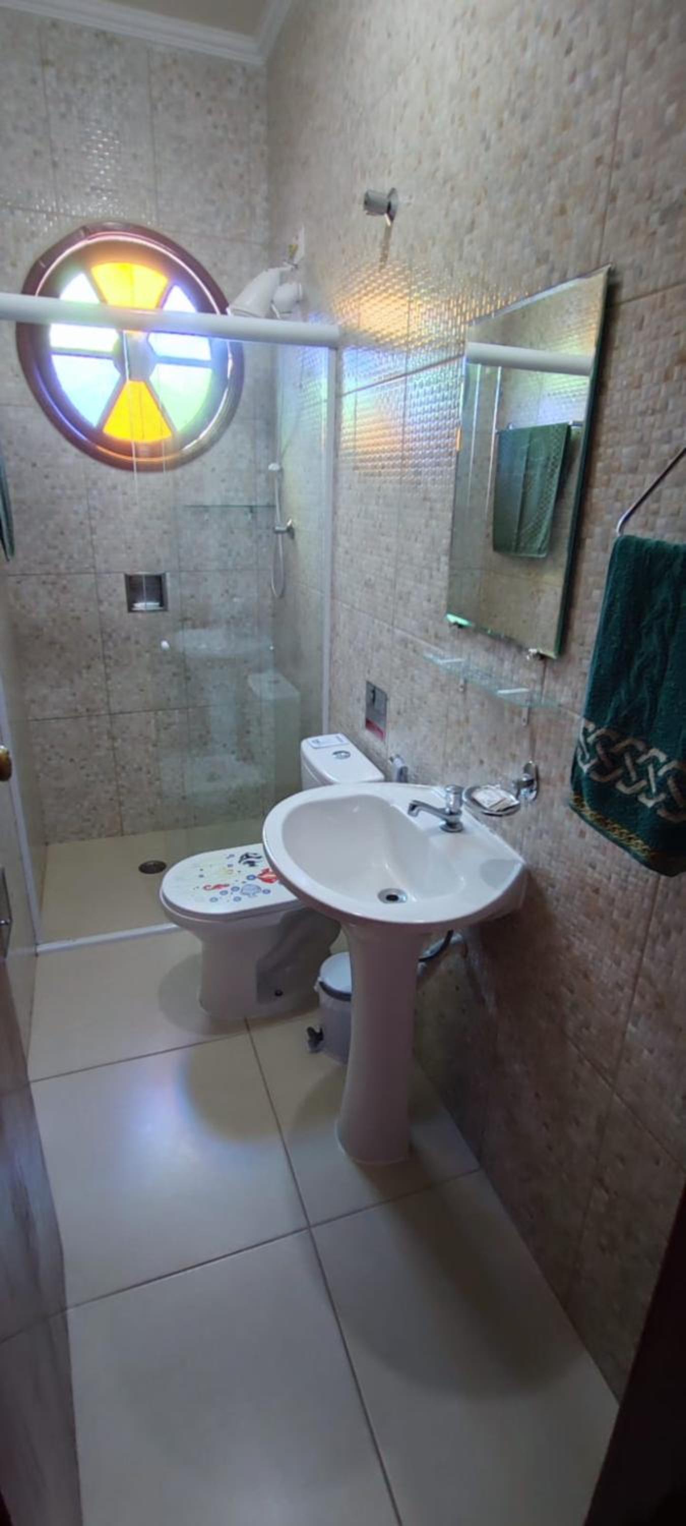 Casa Rosa de Peruíbe - Casa de Temporada 3 dormitórios, 10 hóspedes, piscina, wi-fi, netflix, 800 metros da praia