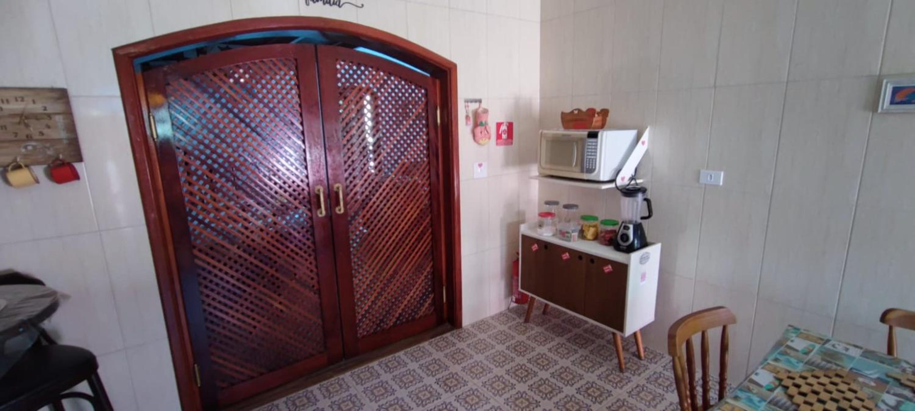 Casa Rosa de Peruíbe - Casa de Temporada 3 dormitórios, 10 hóspedes, piscina, wi-fi, netflix, 800 metros da praia