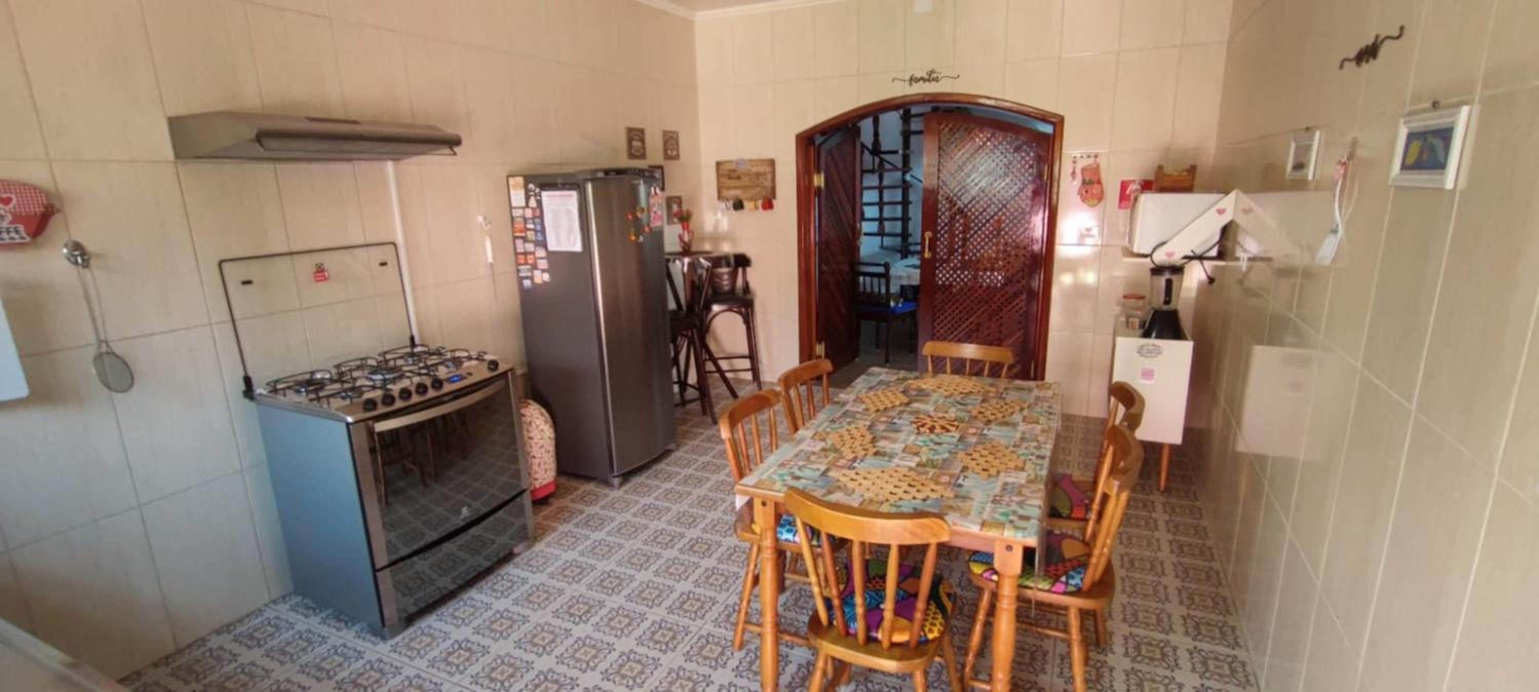 Casa Rosa de Peruíbe - Casa de Temporada 3 dormitórios, 10 hóspedes, piscina, wi-fi, netflix, 800 metros da praia
