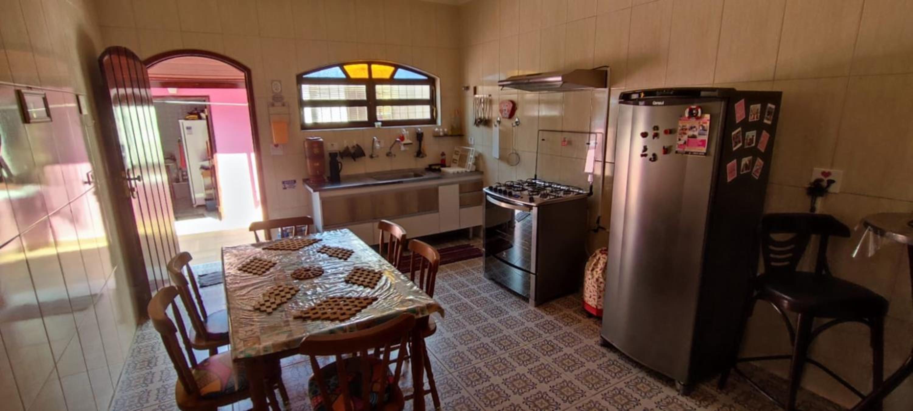 Casa Rosa de Peruíbe - Casa de Temporada 3 dormitórios, 10 hóspedes, piscina, wi-fi, netflix, 800 metros da praia