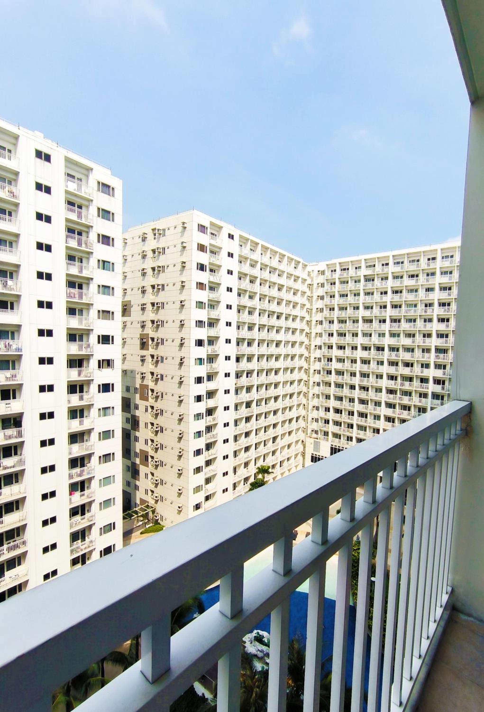 Cozy Staycation near Mall of Asia with Balcony view 2