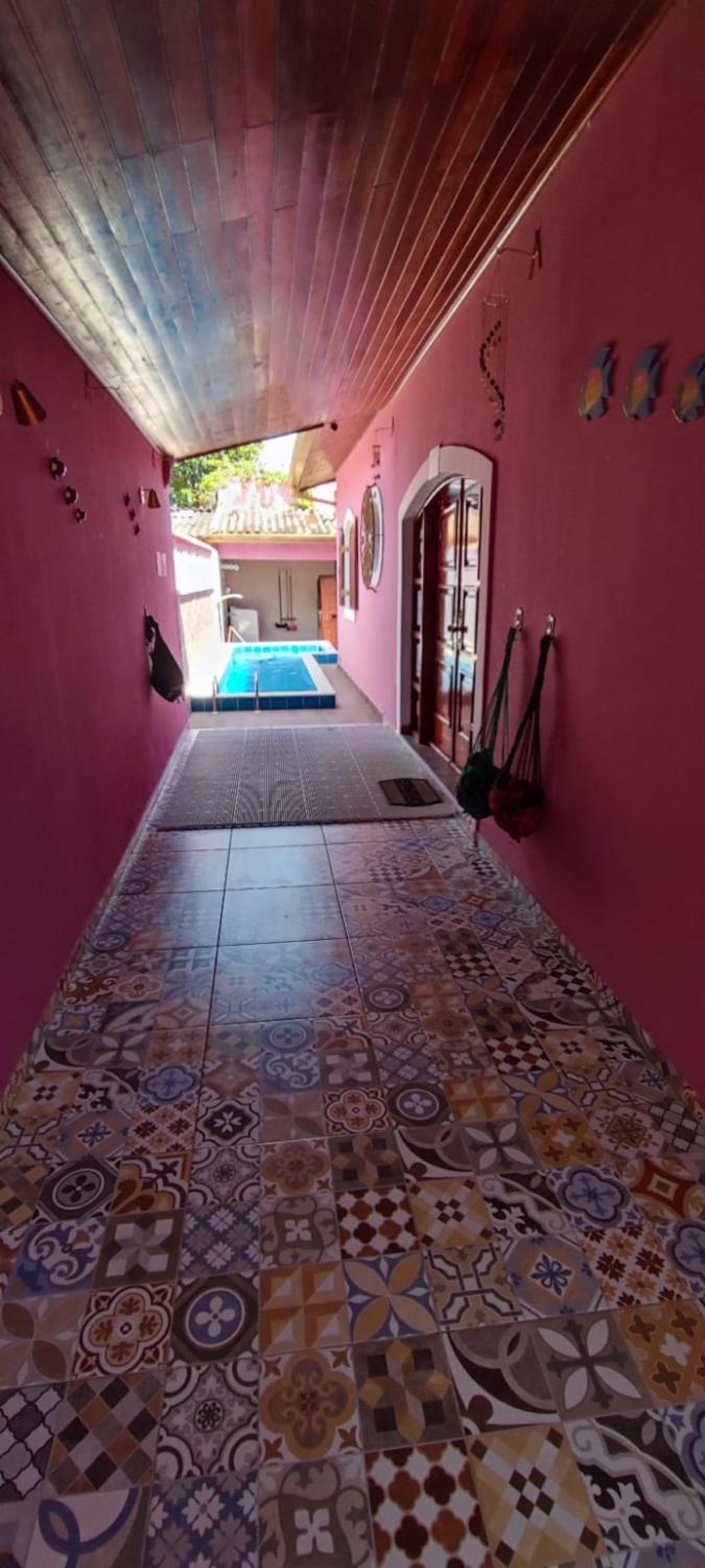 Casa Rosa de Peruíbe - Casa de Temporada 3 dormitórios, 10 hóspedes, piscina, wi-fi, netflix, 800 metros da praia