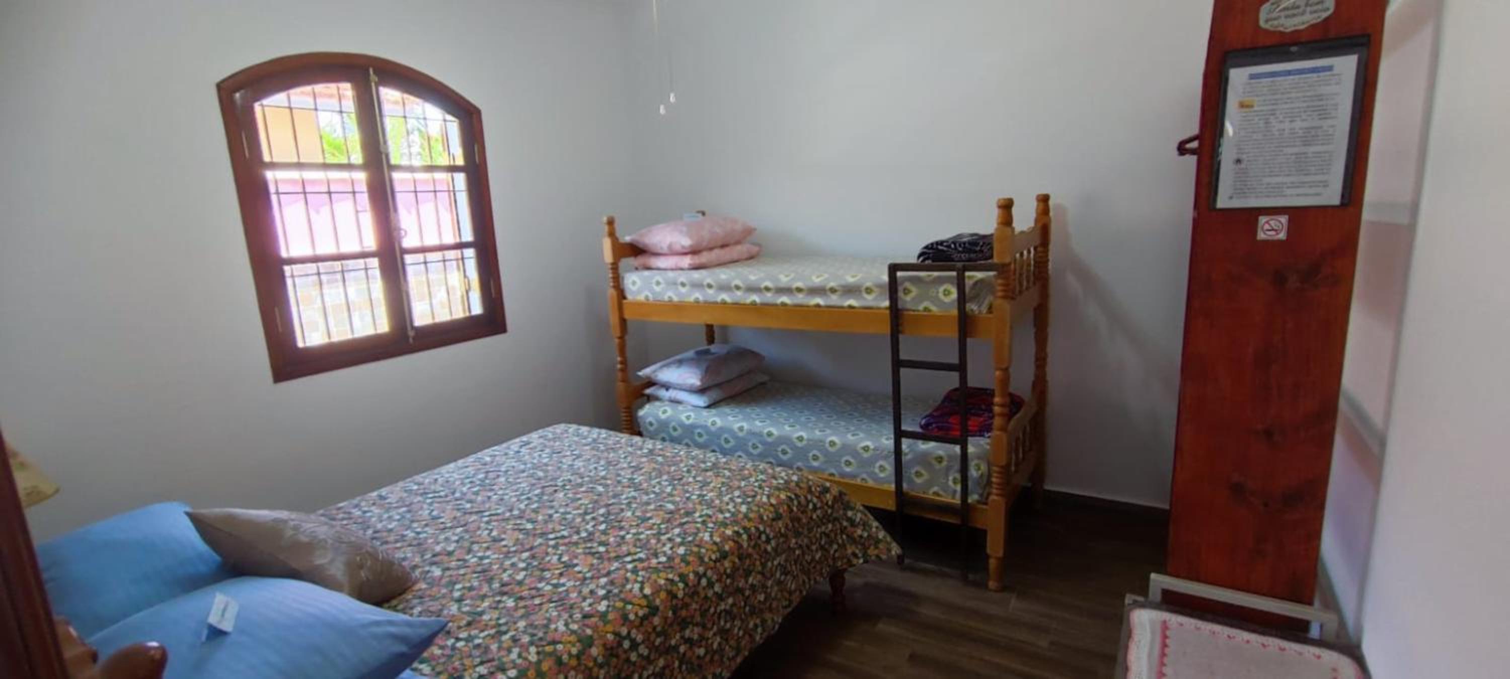 Casa Rosa de Peruíbe - Casa de Temporada 3 dormitórios, 10 hóspedes, piscina, wi-fi, netflix, 800 metros da praia