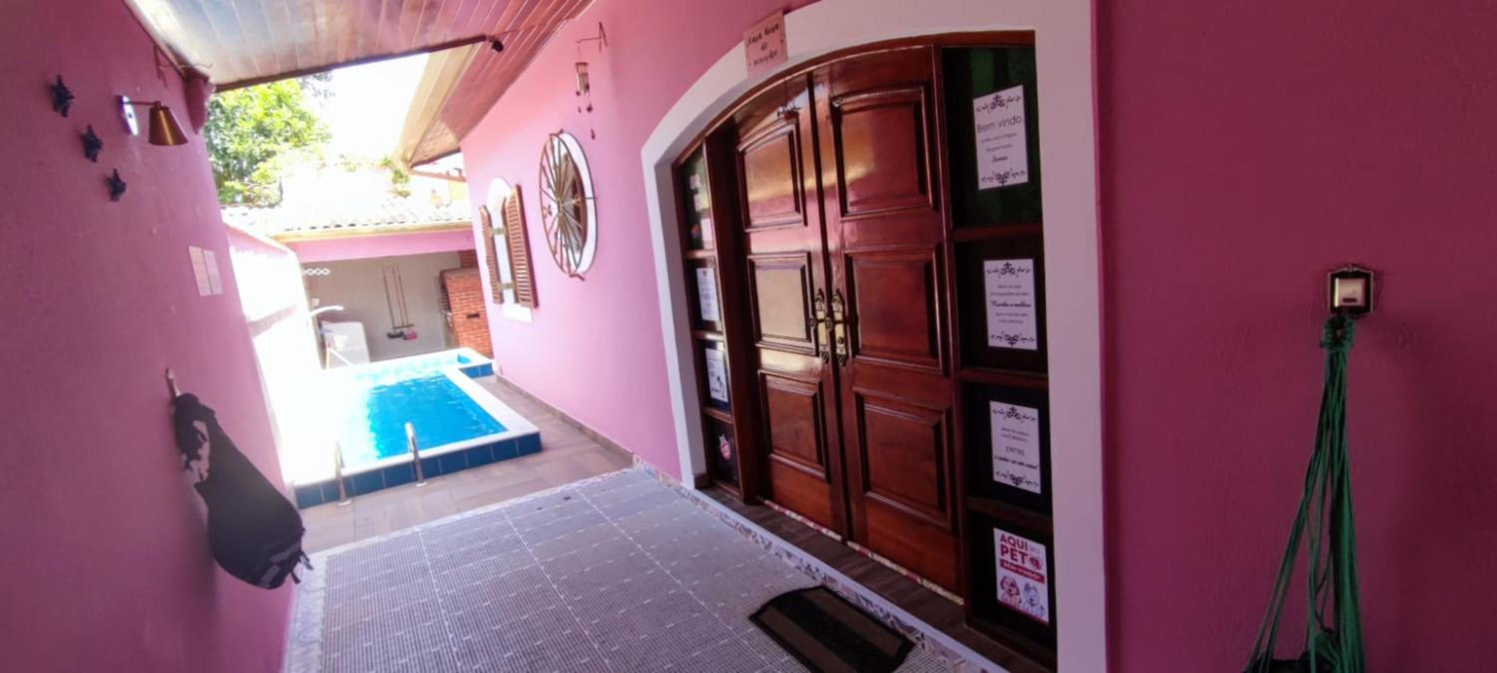 Casa Rosa de Peruíbe - Casa de Temporada 3 dormitórios, 10 hóspedes, piscina, wi-fi, netflix, 800 metros da praia