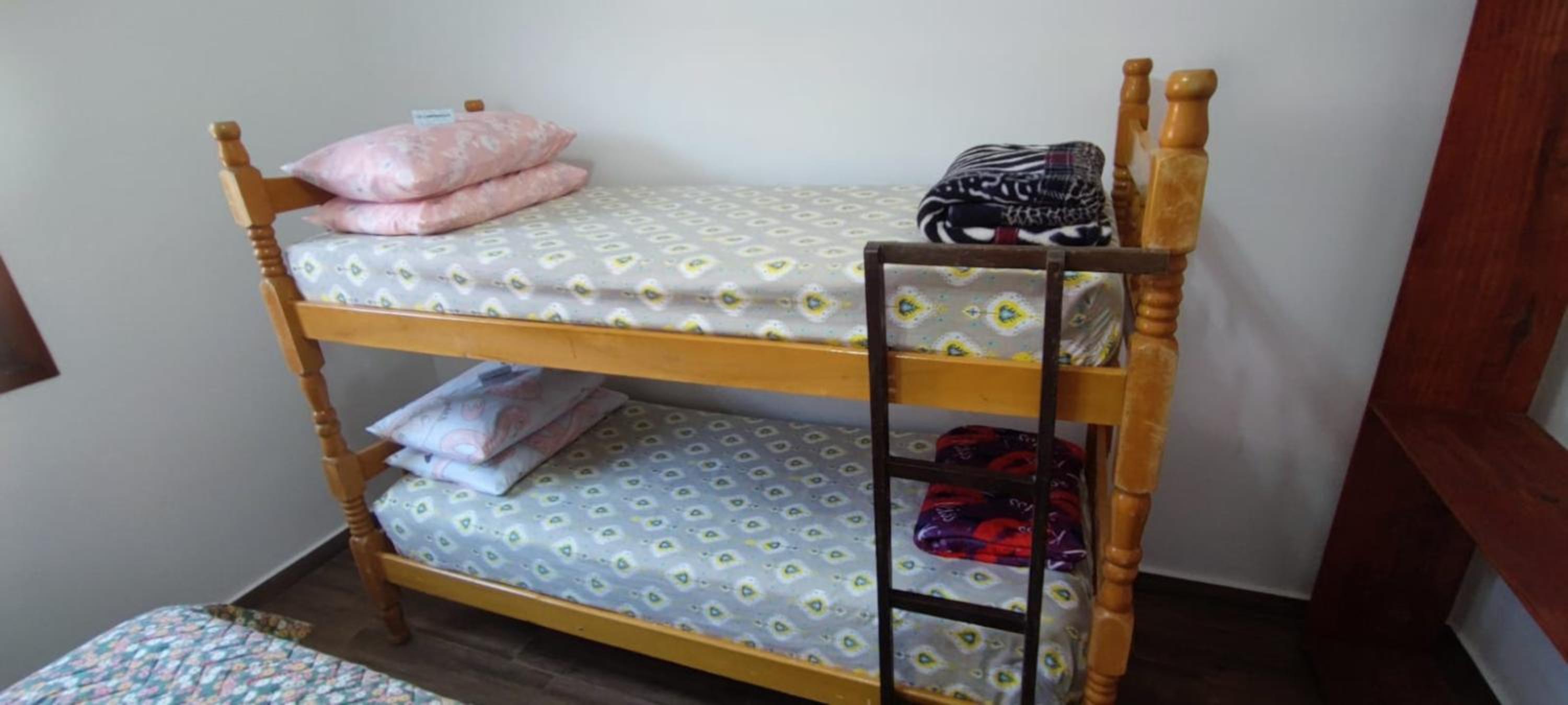 Casa Rosa de Peruíbe - Casa de Temporada 3 dormitórios, 10 hóspedes, piscina, wi-fi, netflix, 800 metros da praia