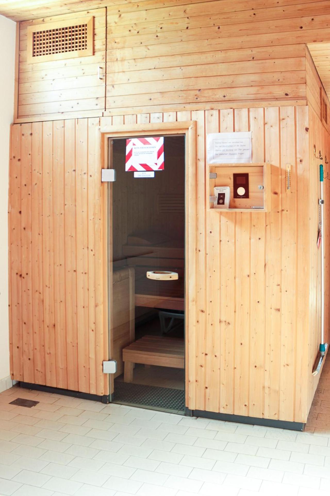 Modernes Alpenstudio mit Bergblick, Pool und Sauna