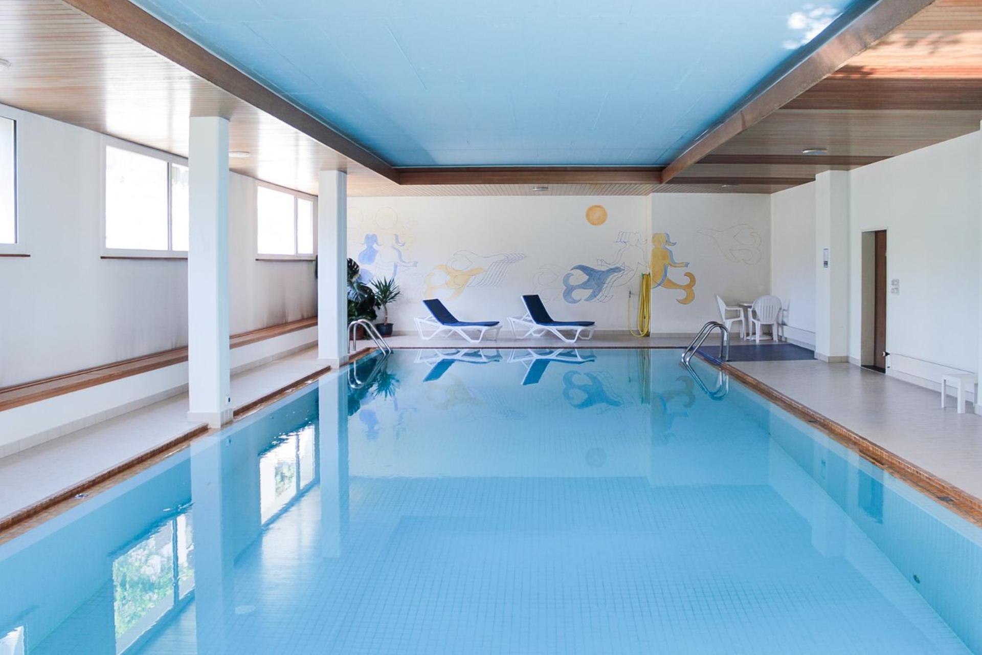 Modernes Alpenstudio mit Bergblick, Pool und Sauna